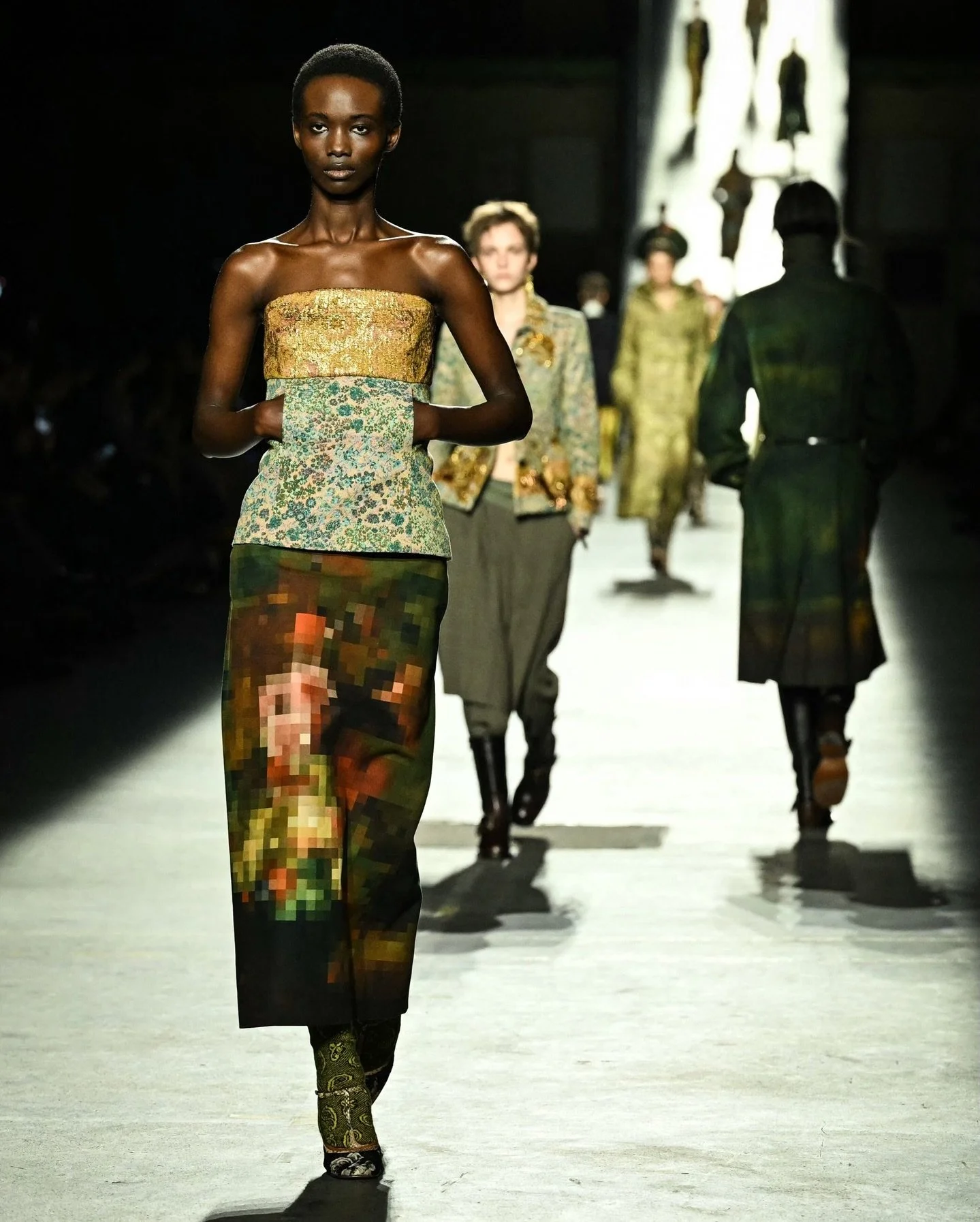 Paris Fashion Week always delivers its fair share of magic and moments. ✨

One of our standout favorites this season was @driesvannoten a collection that felt effortlessly poetic and rich in texture. And of course, it was impossible not to be captiva