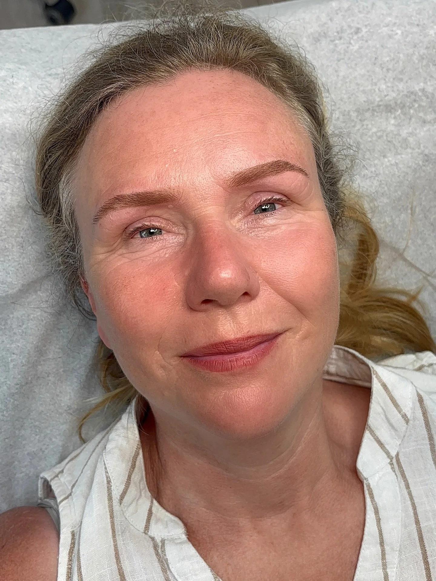 Healed Powdered Brows 🥰
Here’s what you can expect: 
✨ Brows always look bolder the first few days — that’s just the healing process.
✨ As your skin heals, they fade 30–40% softer.
✨ I use custom mixed pigments that complem