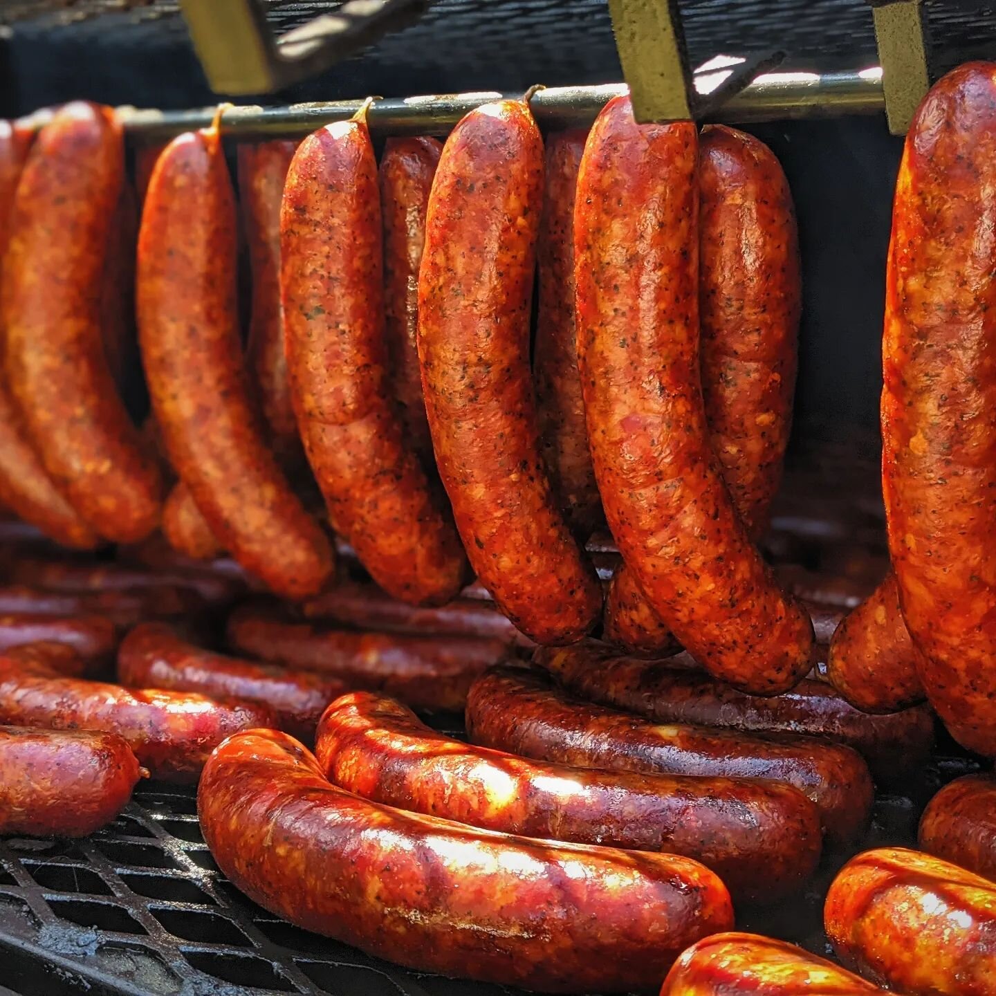 Throwback to one of my early sausage cooks on on the @primitivepits 500 gallon. 

I started doing pop-ups in early 2021 (heck throw in the underground deliveries of late 2020). Between that and my time at Socks Love Barbecue (joined late March 22, le