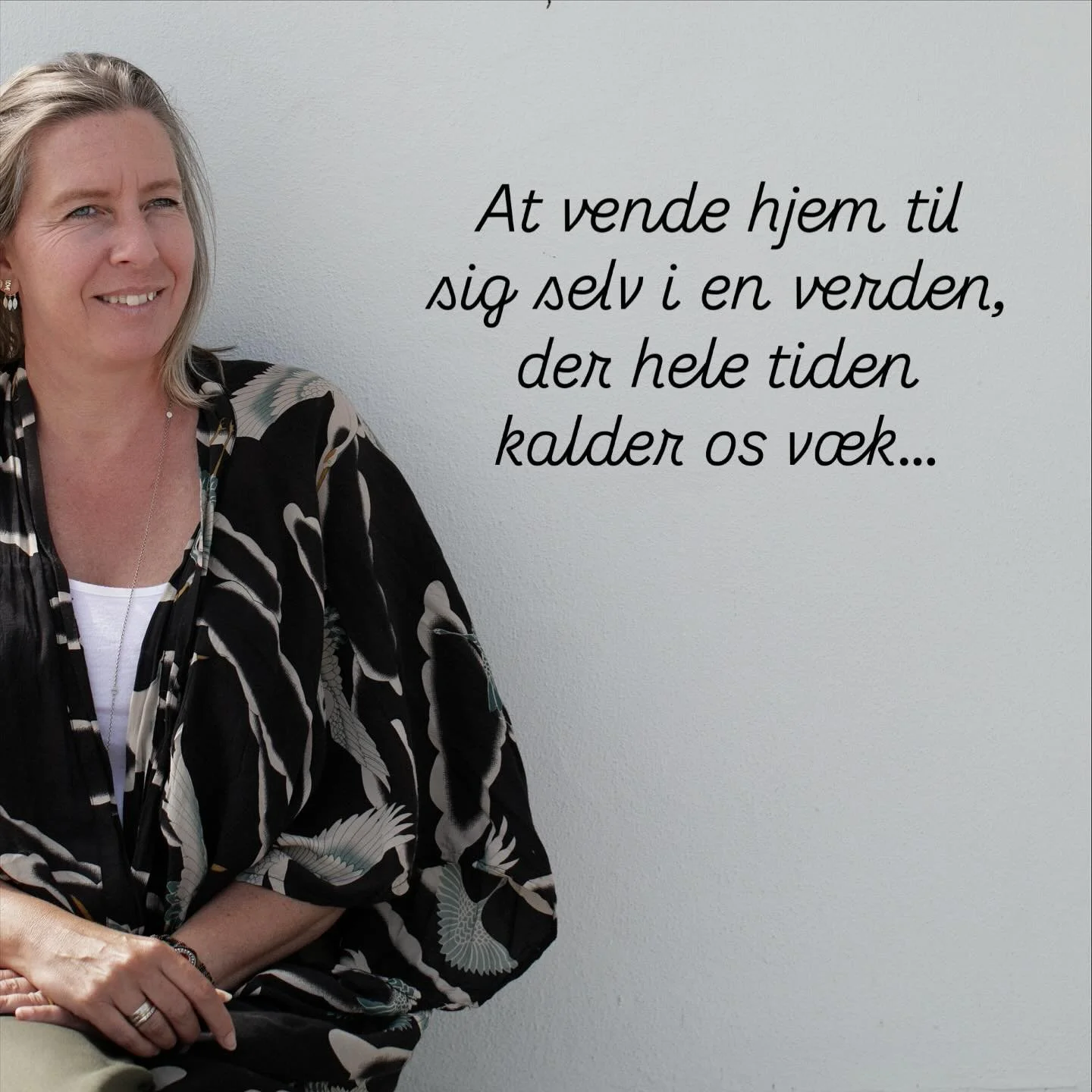 Forleden delte jeg et opslag om stress: Om at du ikke kan tænke dig ud af stress, fordi ro ikke er noget, du skaber med hovedet, men noget, du mærker med kroppen. 🌿
Det opslag blev modtaget med smukke ord, refleksioner og mange gem, at