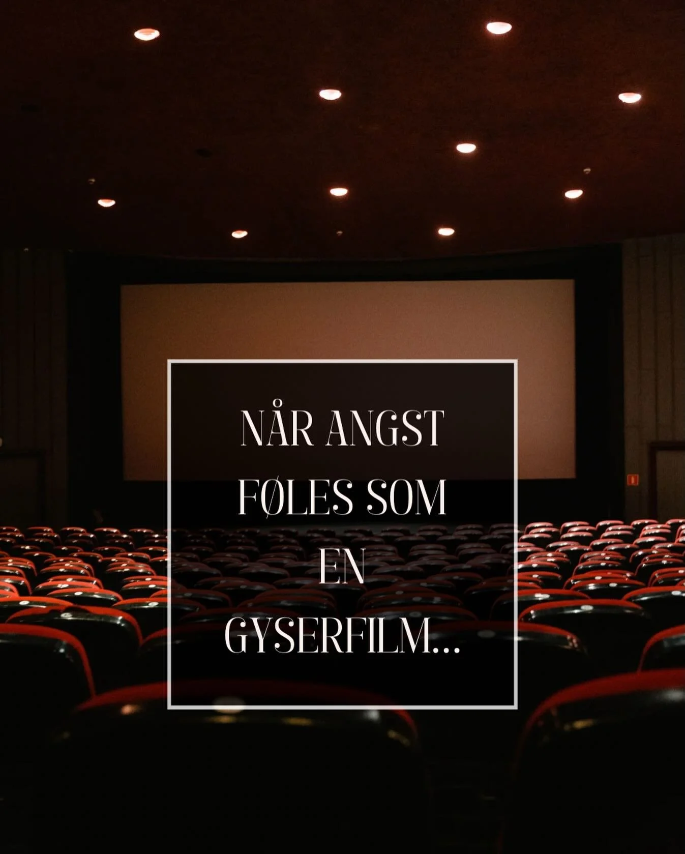 Kender du det, n&aring;r tankerne l&oslash;ber l&oslash;bsk, kroppen sp&aelig;nder op, og det f&oslash;les, som om noget i dig er ved at g&aring; i stykker?

Du er ikke i stykker.
Du er bare havnet midt i en indre film, der f&oslash;les virkelig &nda