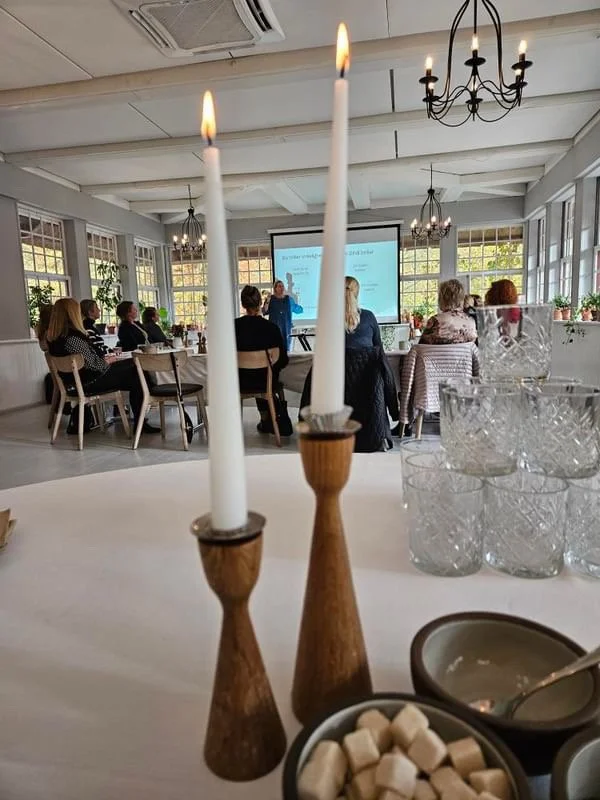 Gruppeforløb vs. 1:1 ved stress og angst – hvorfor virker gruppen så godt?