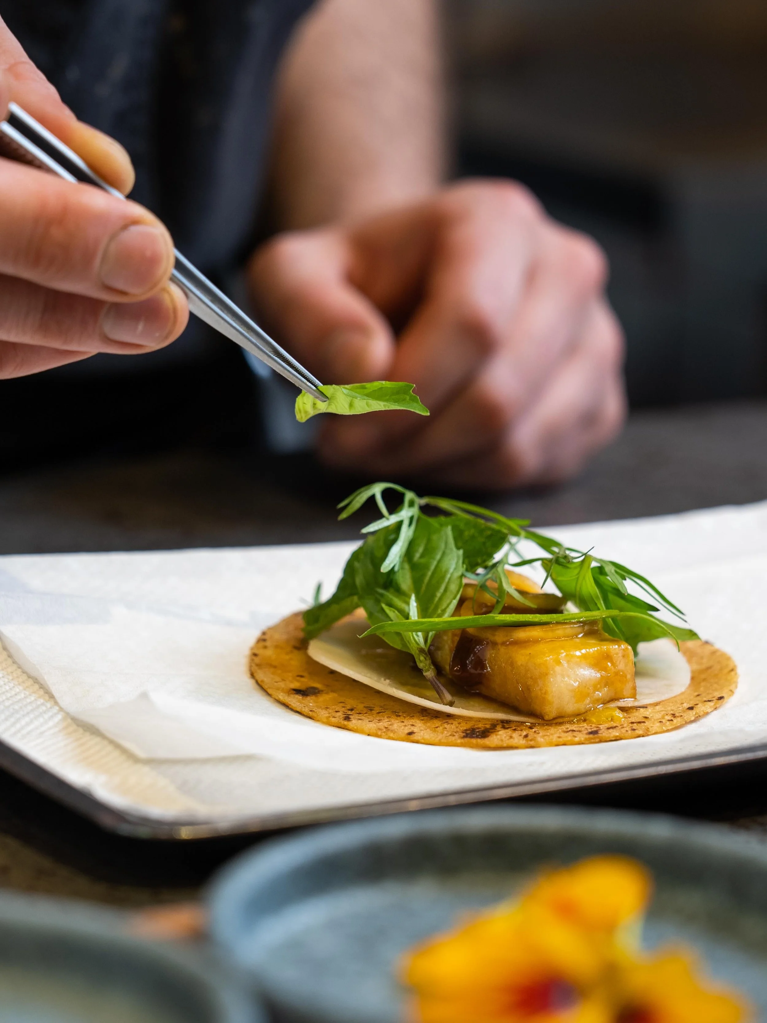 A quiet look at the process behind the experience.

Seasonal ingredients, careful adjustments, and details shaped course by course throughout the night.

This is #Luthun

#finedining
#eastvillagenyc
#michelin
#michelinguide