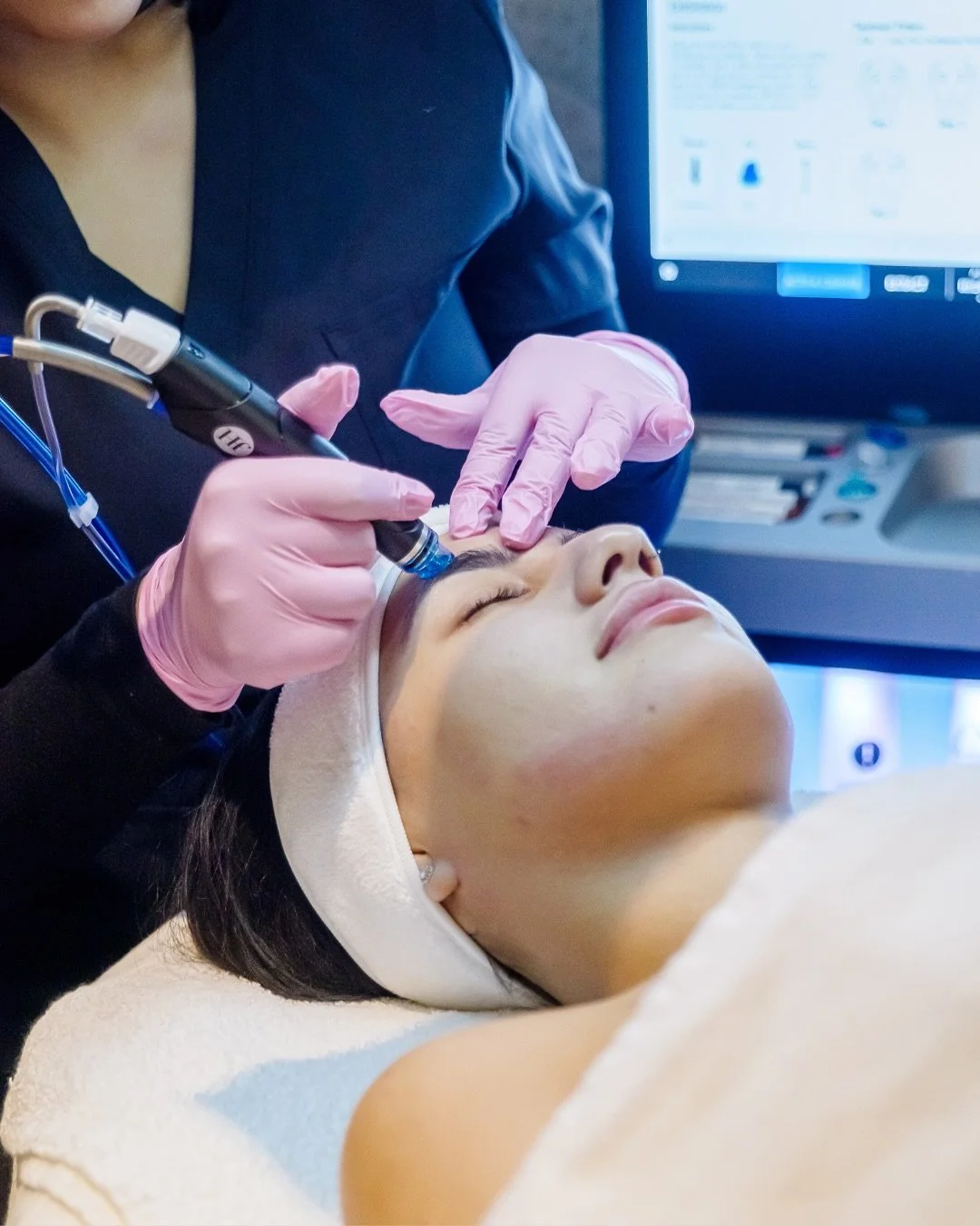 ✨ Treatment feature ✨

Our Deluxe Hydrafacial is the best way to deep clean your skin and feel completely refreshed 🤍