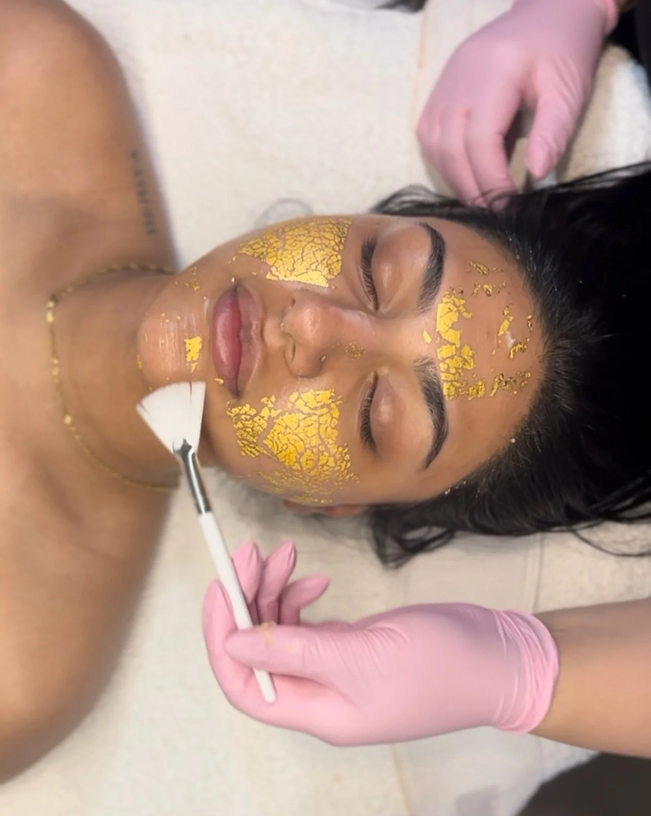 Want to feel red carpet ready? Our Gold Glam facial is the perfect way to rejuvenate your skin ✨