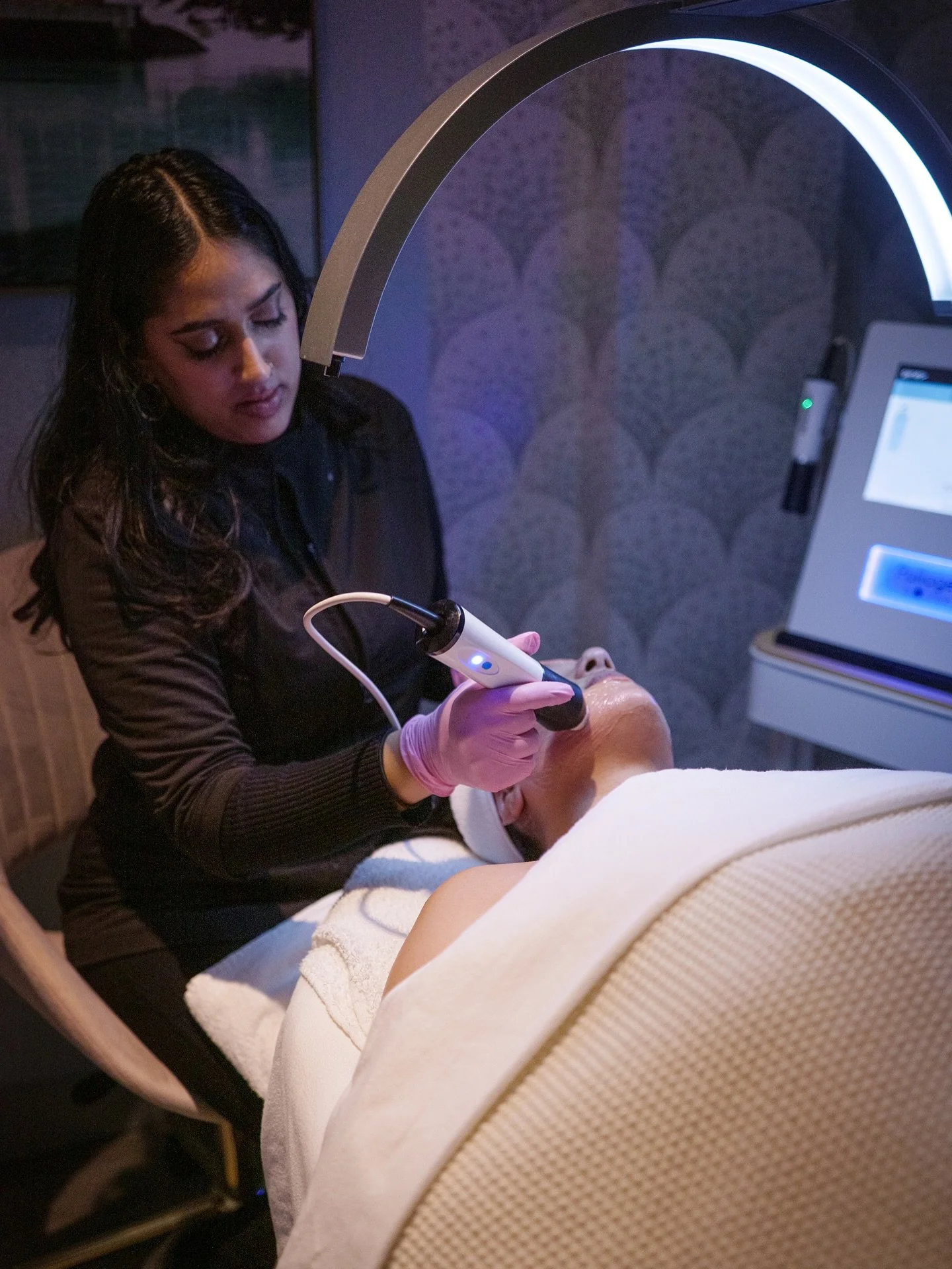 ✨ Treatment feature ✨

The @oxygeneo_dermaspark Tripollar Skin Tightening treatment helps firm and lift the skin, reduce the appearance of fine lines and improve overall texture and tone 🤍