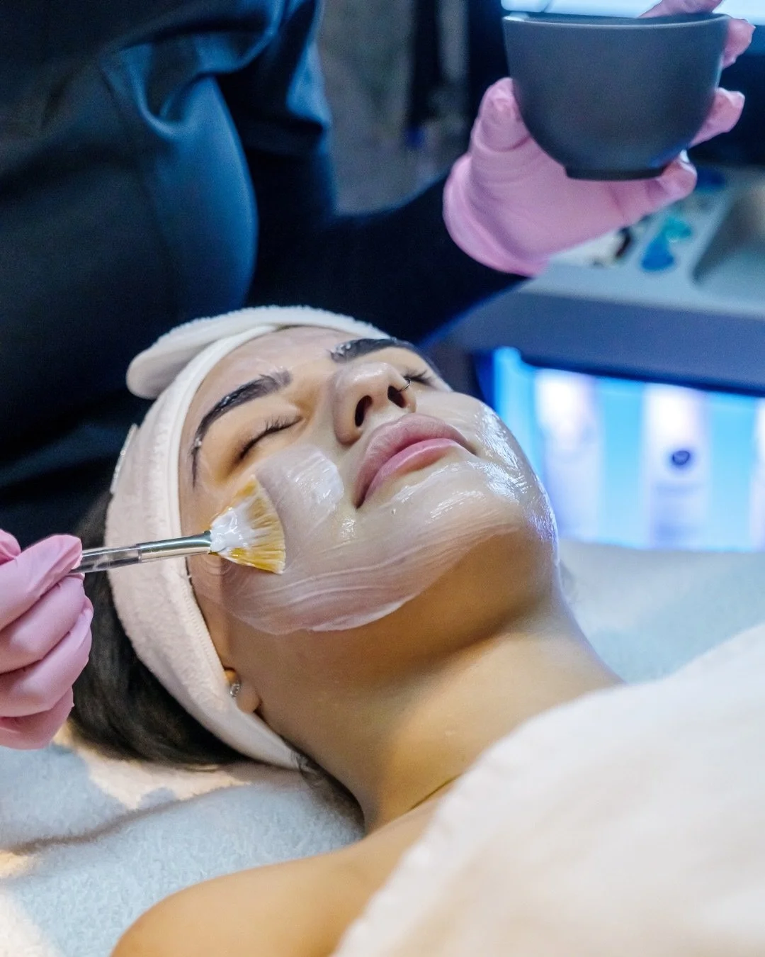 Triple-action glow ✨

@oxygeno facials exfoliate, infuse nutrients, and energizes your skin for an instant, fresh-from-vacation radiance 🤍

Note: Our March promos this month can only be booked with Taj

#medspa #glowingskin #skincare #facial #skinca