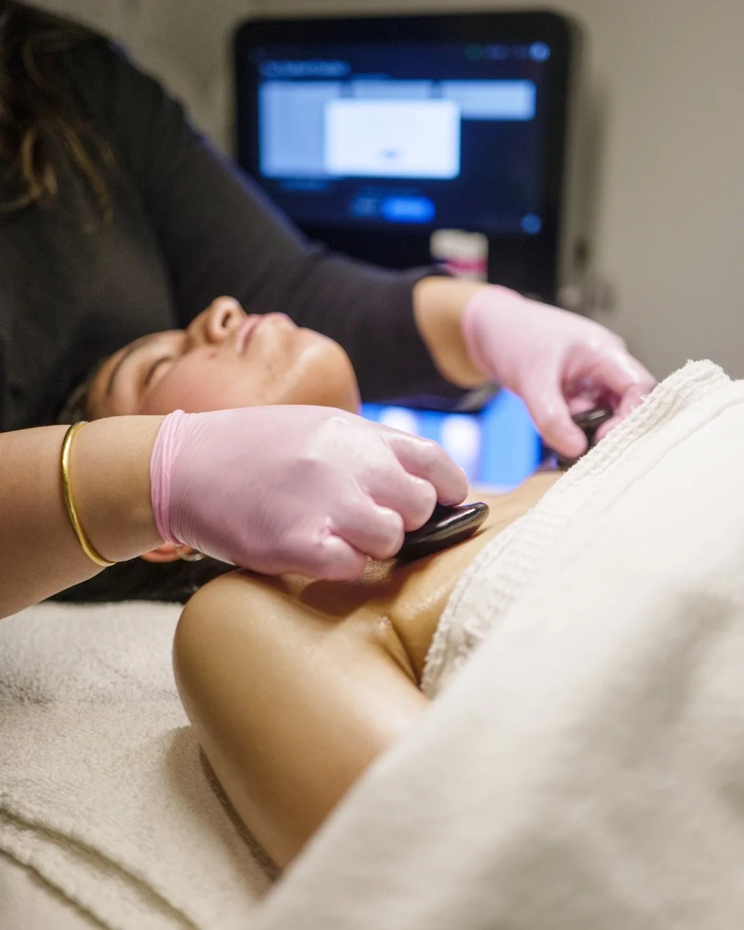 Want to relax for less? Our hot stone massage treatment is on promo for only $110 🤍✨

P.S. This service can only be booked with Taj

#medspa #glowingskin #skincare #hotstone #skincare deltabc vancouverbc massage