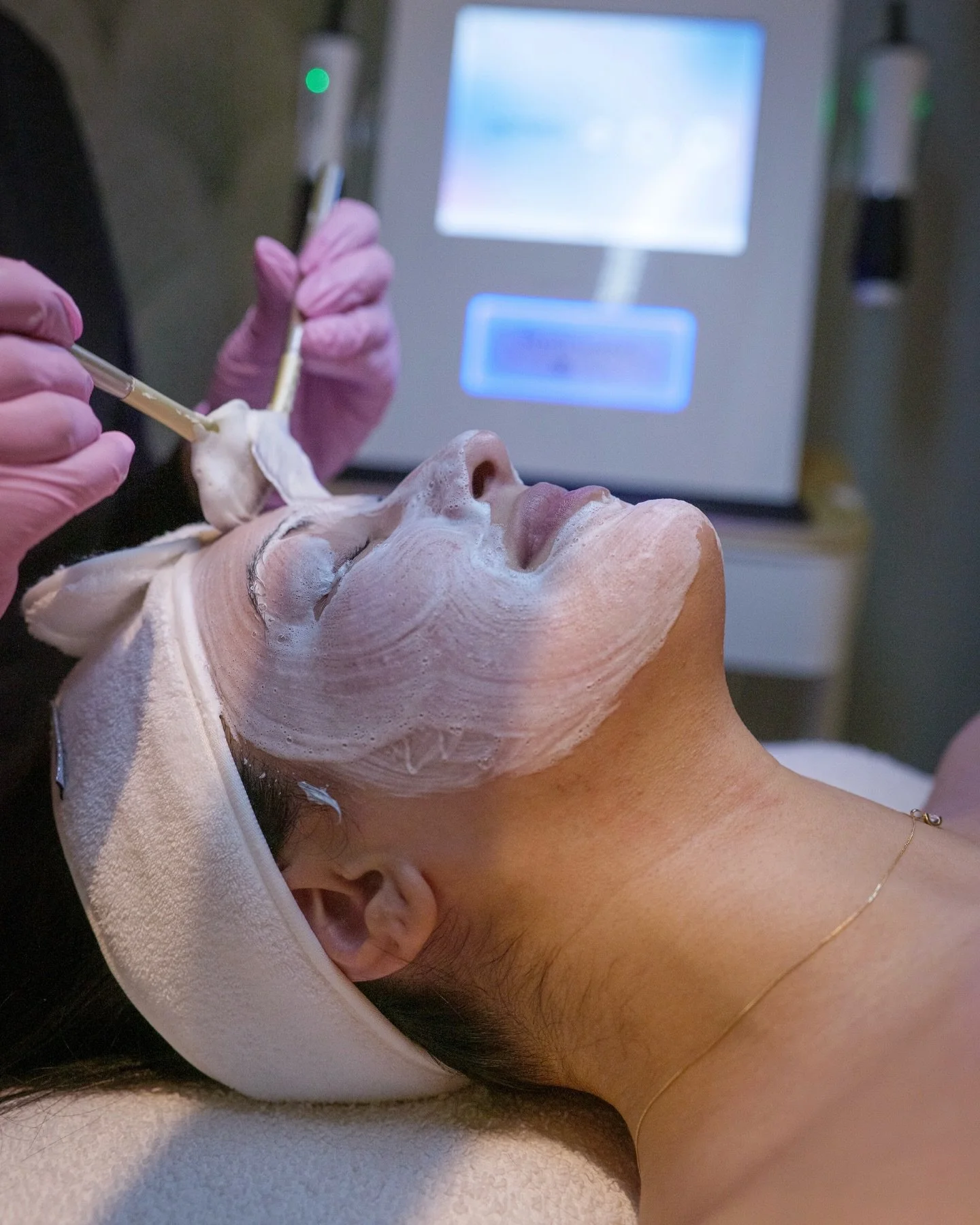 Our Signature Facial is your full reset moment, from the second you lay down to the final glow. Starting with a mini back exfoliating massage to melt the stress away, followed by a fully customized facial designed just for your skin.

✨ Deep cleanse 