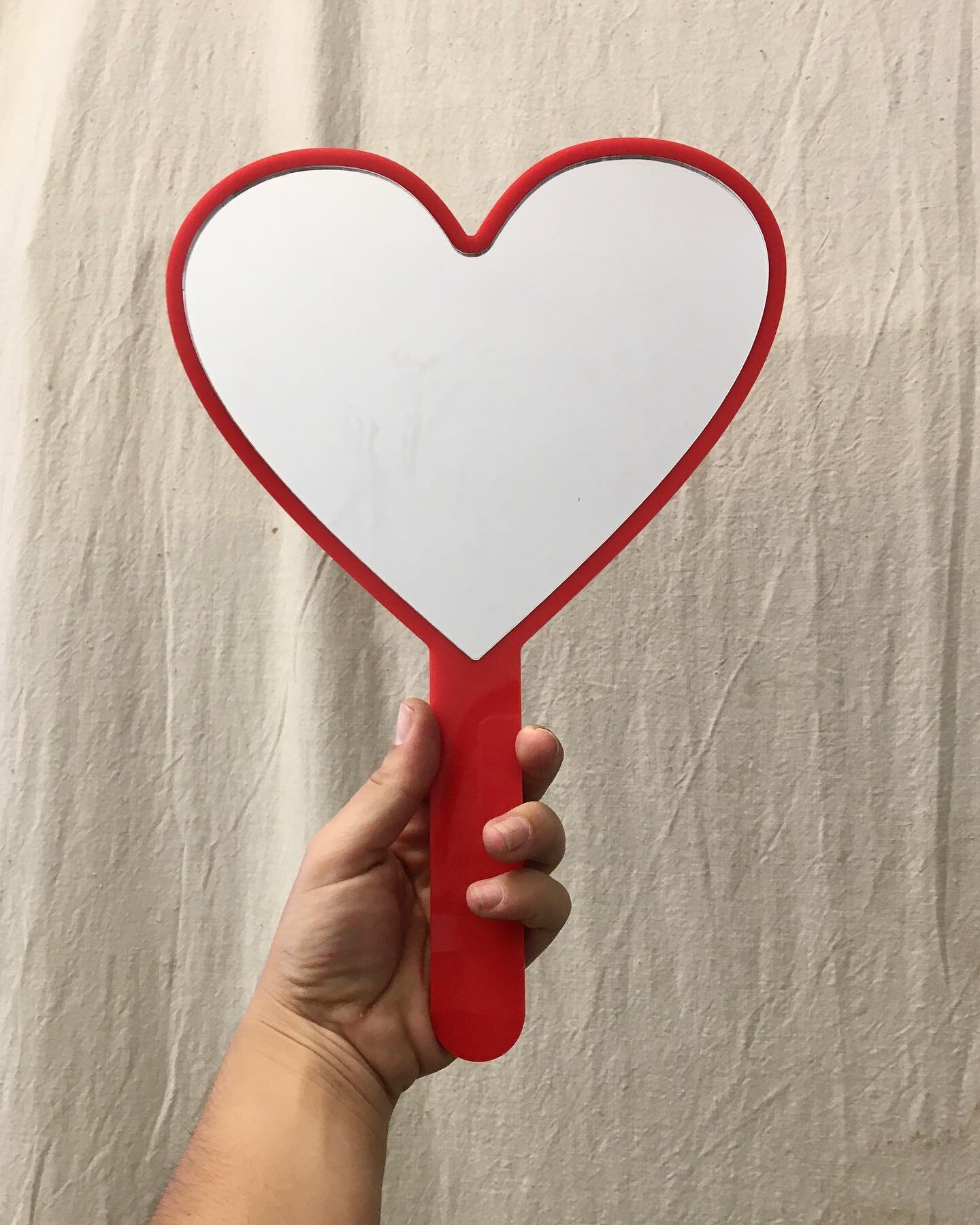 Valentines is round the corner~ unsure about what to give? 💌Cut your own personal gift with us!! Our customer here decided to be their own Valentine with this acrylic ❤️ mirror!