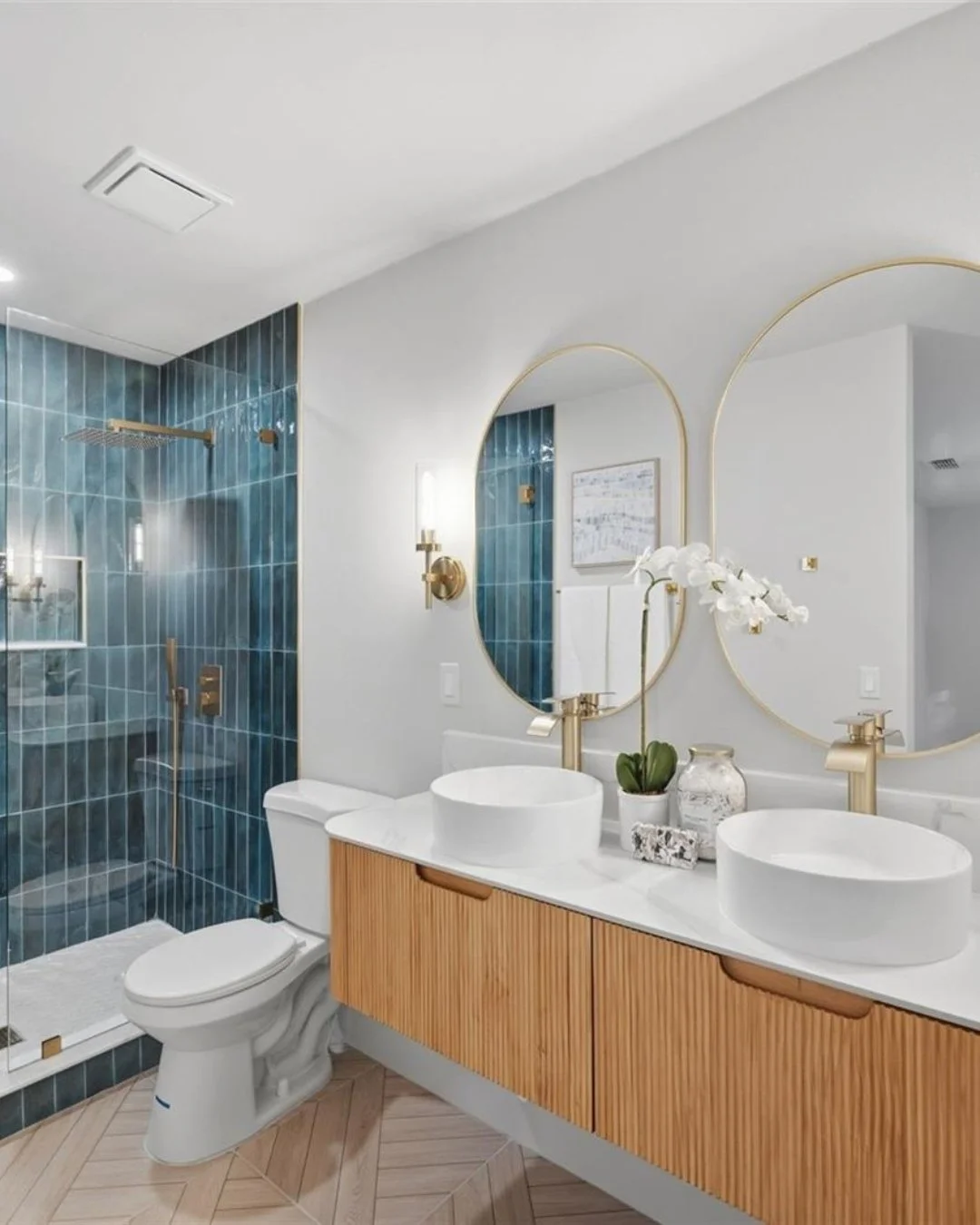 When it comes to getting a listing market‑ready, bathrooms are one of the easiest places to lose a buyer's attention and one of the easiest spaces to elevate with the right preparation.

Here are simple, agent‑friendly tips to help your bathrooms sho