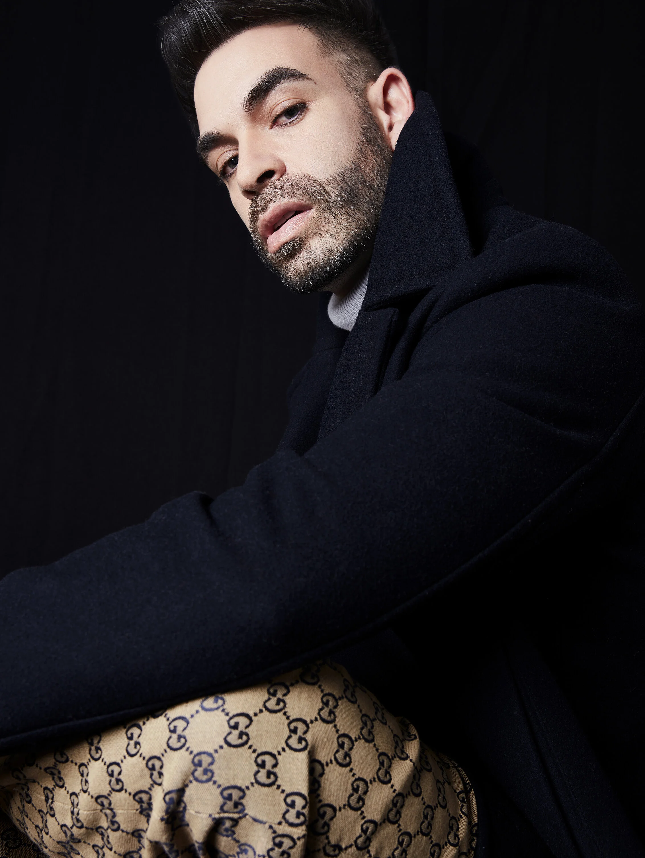 •Suéter: John Leopard.   •Abrigo: Balmain.  •Pantalón: Gucci.