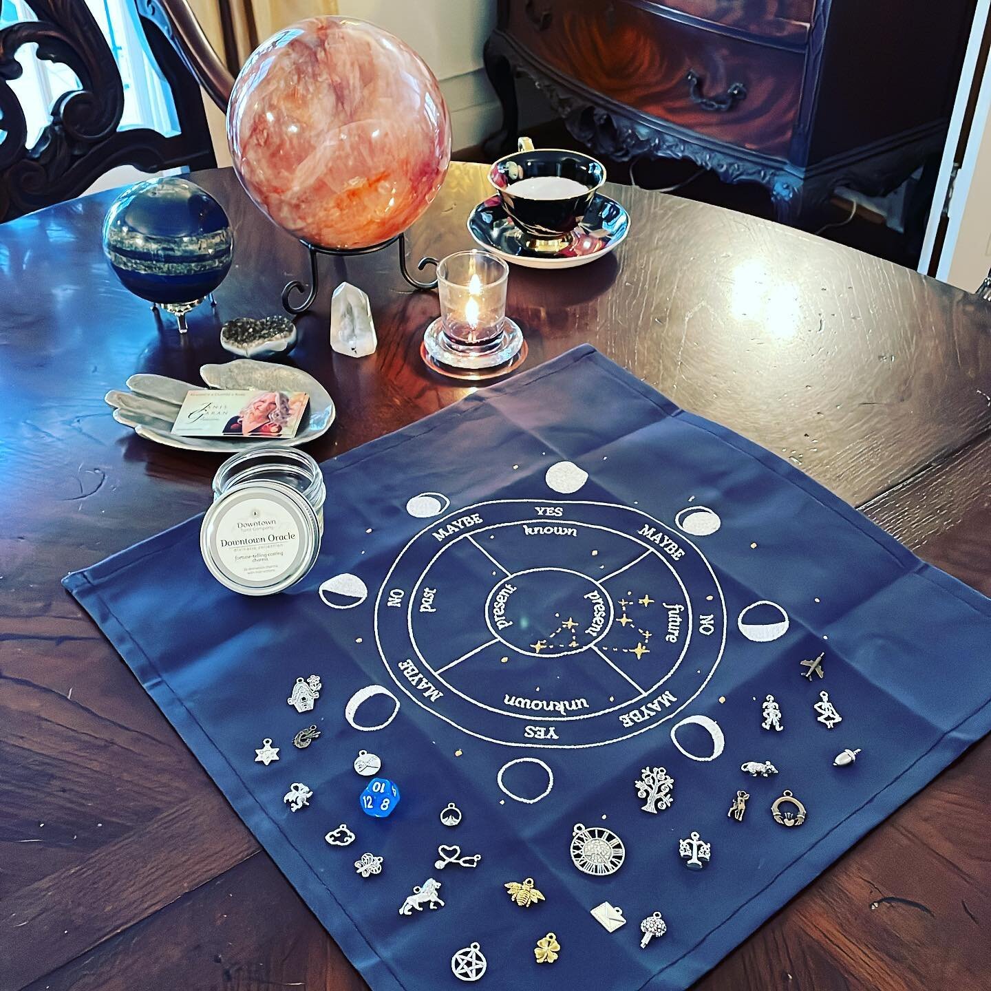 &bull; new casting kit &bull;
So excited to be using this awesome new casting kit, the &ldquo;Downtown Oracle&rdquo; and cloth from the Downtown Tarot Company&rsquo;s &ldquo;divinatio collection&rdquo;! Woot! #dowhatyoulove #divination #fortunetellin