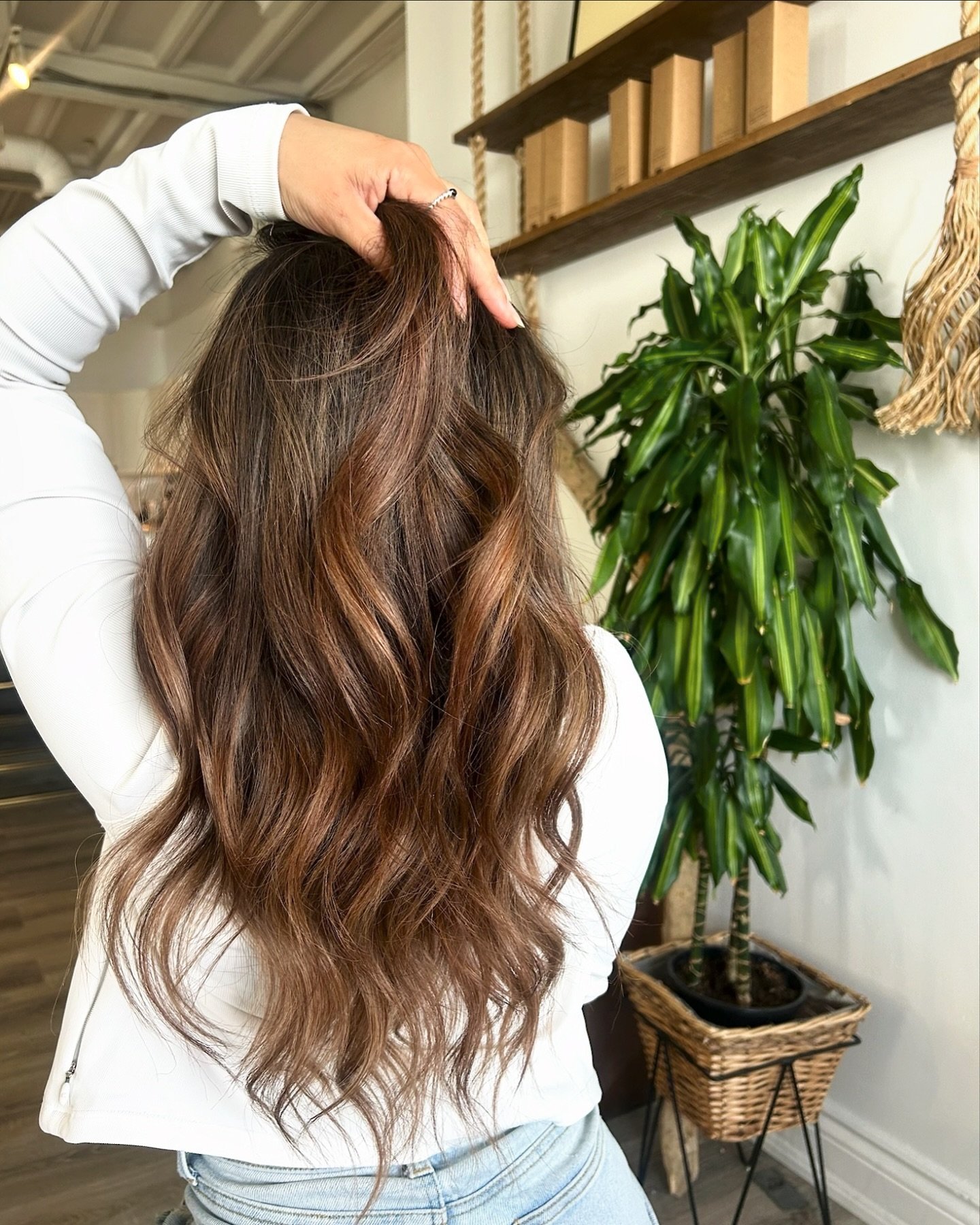 🌟 Subtle, sun-kissed vibes with this brunette balayage by the incredibly talented @loxsbyaj! 🌟 Experience the magic of lived-in color that blends seamlessly with your natural hues. Isn&rsquo;t it just perfect? 😍

#BrunetteBalayage #BalayageHighlig