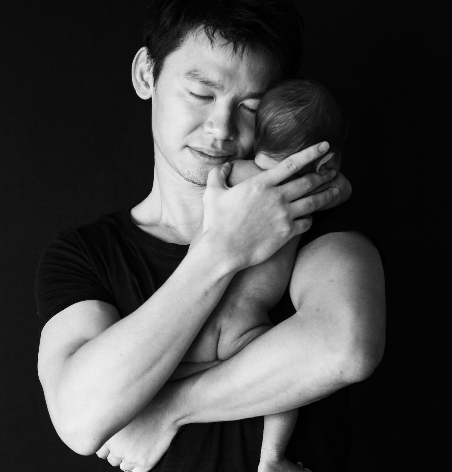 &bull; Tiny baby Hanuki so snuggly in his Daddy&rsquo;s arms~six days new 🌱

#noosafamilyphotographer 
#sunshinecoastphotographer #sunshinecoastkids #sunshinecoastnewbornphotogapher #brisbanenewborn #brisbanemums #brisbanemumsandbubs #brisbanemum #b