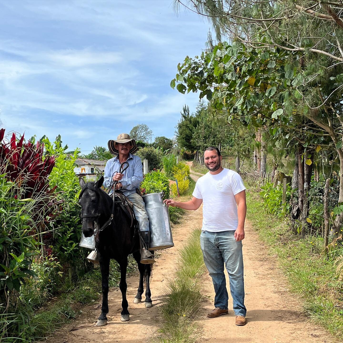 Saying hello 👋 to our neighbor who lives off the same road where our farm, San Sebasti&aacute;n, is located in Angostura, Antioquia. 

He was on the way to catch the milk truck so it can pasteurize the milk he has from his cows in the &ldquo;cantina