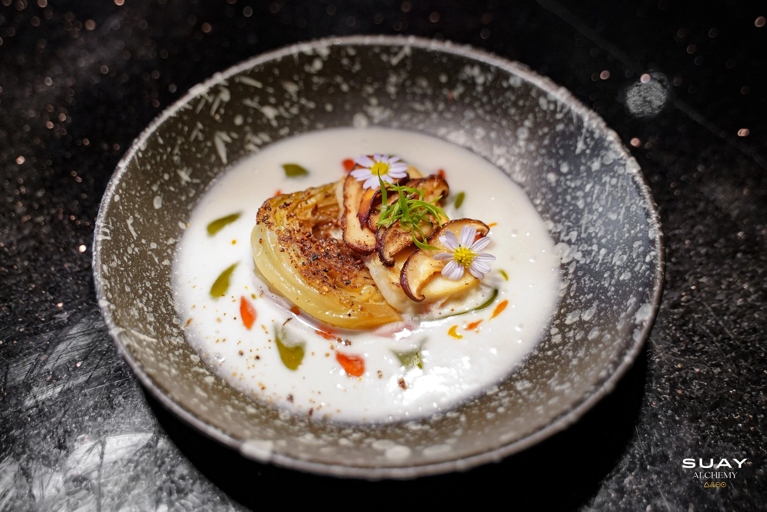 Roasted Cabbage Steak
Marinated with Shiitake Shoyu & Crispy Shiitake Flakes
Served with Spinach Roll & Sesame Cream Dressing

Стейк из запечённой капусты
в маринаде из шою с шиитаке и хрустящими хлопьями шиитаке
подаётся со шпинатным рулетом и кунжу