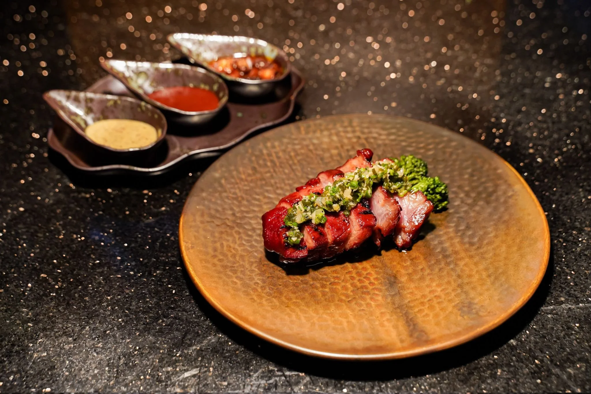 “Char Siu” BBQ Roasted Pork (Hong Kong Style) 
Served with Grilled Baby Broccoli & Sweet Mustard & Shiitake Chilli Oil,
Roasted Pork Gravy and Spring Onion Ginger salsa
Свинина BBQ «Чар Сиу» (гонконгский стиль)
Подаётся с мини-брокколи на гриле, слад