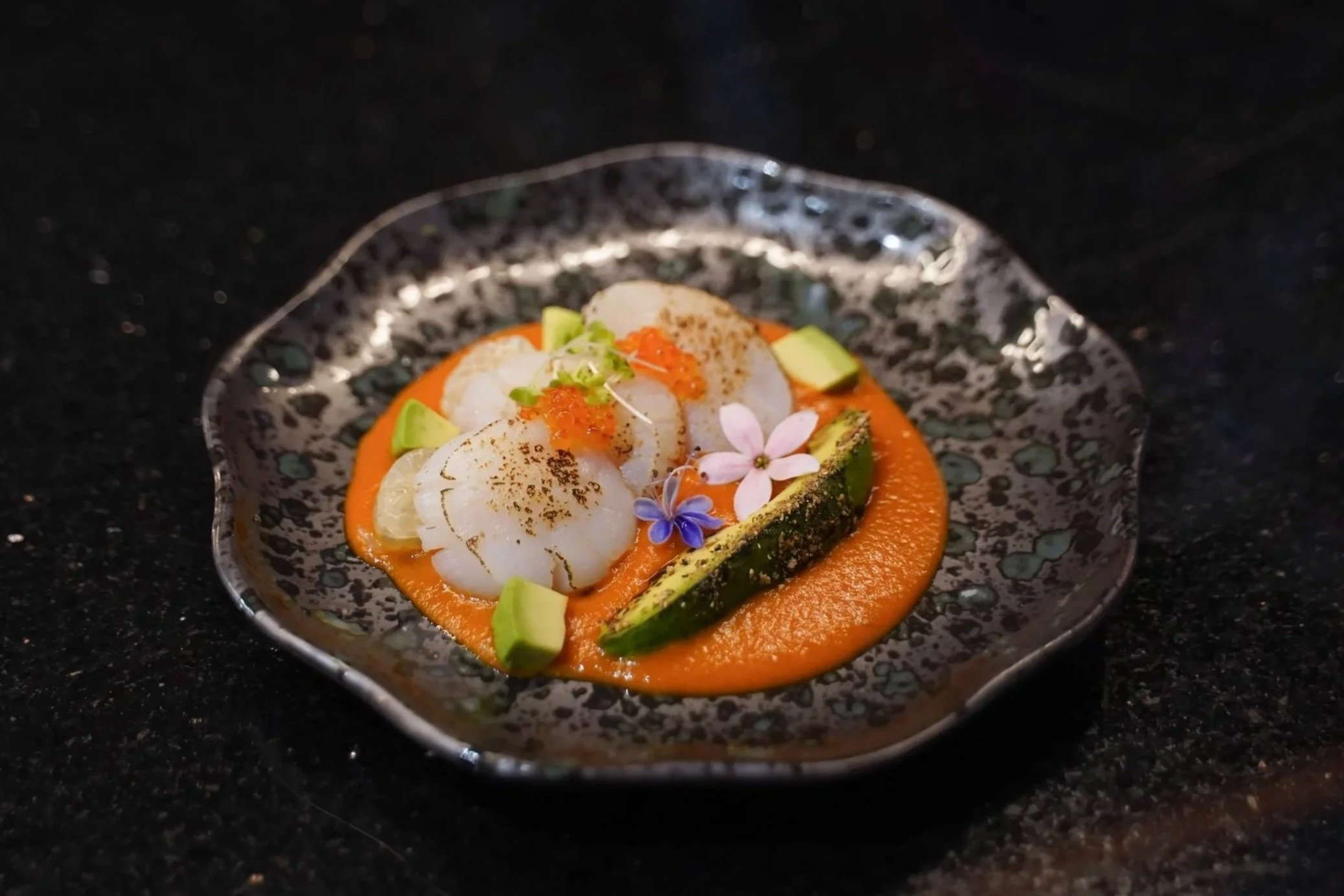 Hotate Sriracha Bell Pepper Purée, Pomelo, Burnt Avocado & Tuna Crust, Salmon Caviar
Хотате с пюре из перца сиррача, помело, обожжённым авокадо, тунцовым крустом и икрой лосося