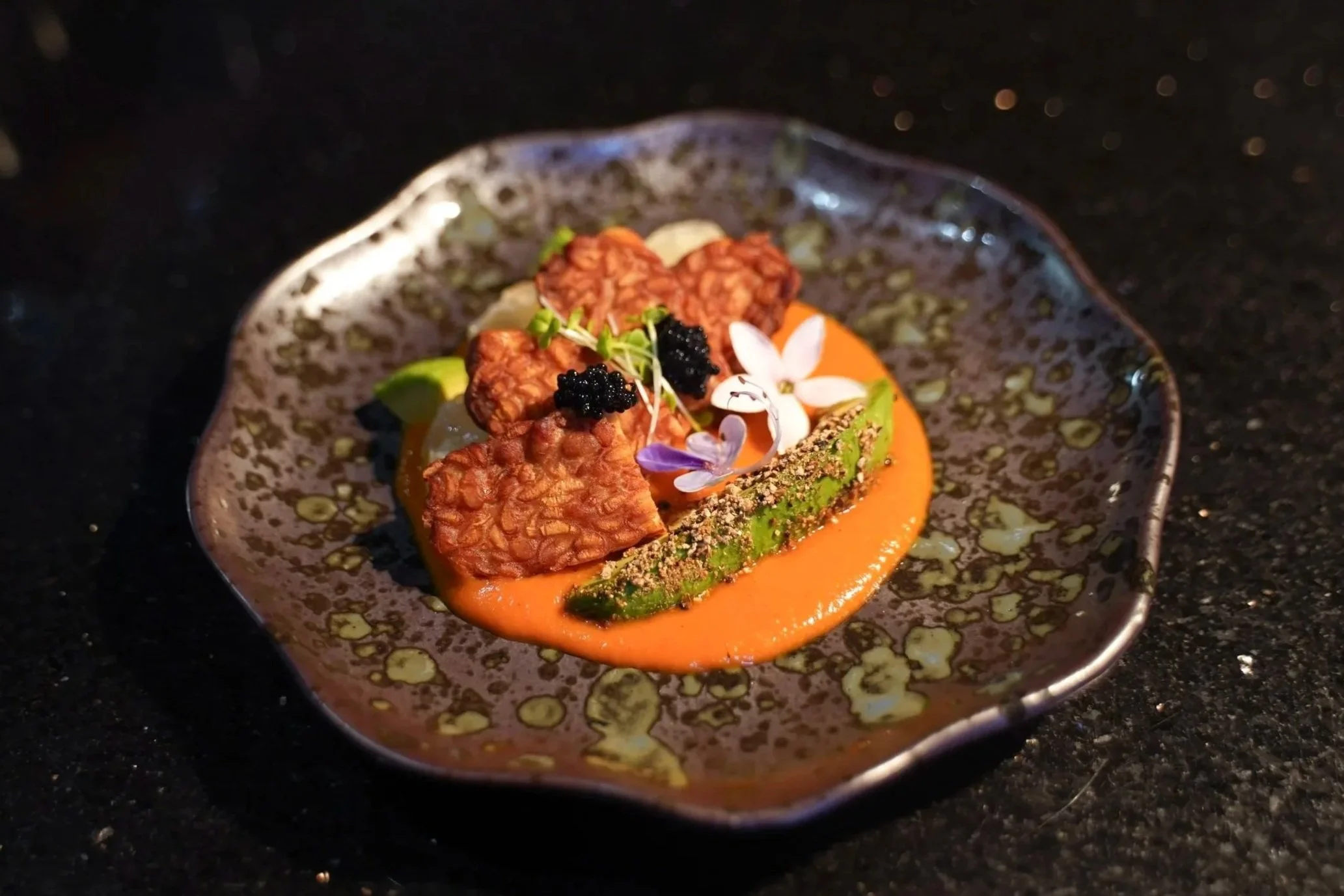 Crispy Fried Tempeh Served with Sriracha Bell Pepper Purée, Pomelo & Burnt Avocado
Хрустящий темпе с пюре из перца сиррача, помело и обожжённым авокадо
