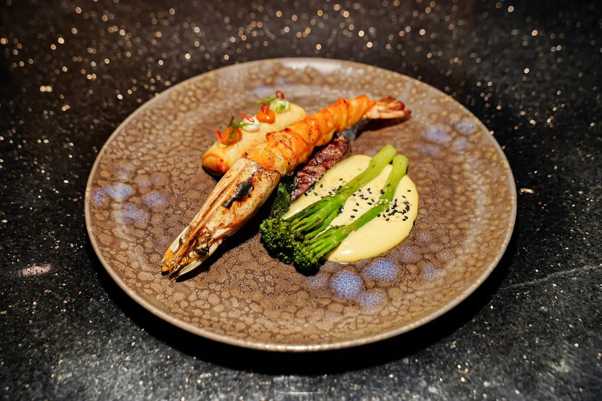 Signature Surf & Turf
Charcoal-Grilled Australian Tenderloin & Andaman Tiger Prawn
with Tom Yum Butter & Taraba Crab Spring Roll, Curry Hollandaise Espuma

Фирменное Surf & Turf
Австралийская говяжья вырезка на углях и тигровая креветка Андаманского 