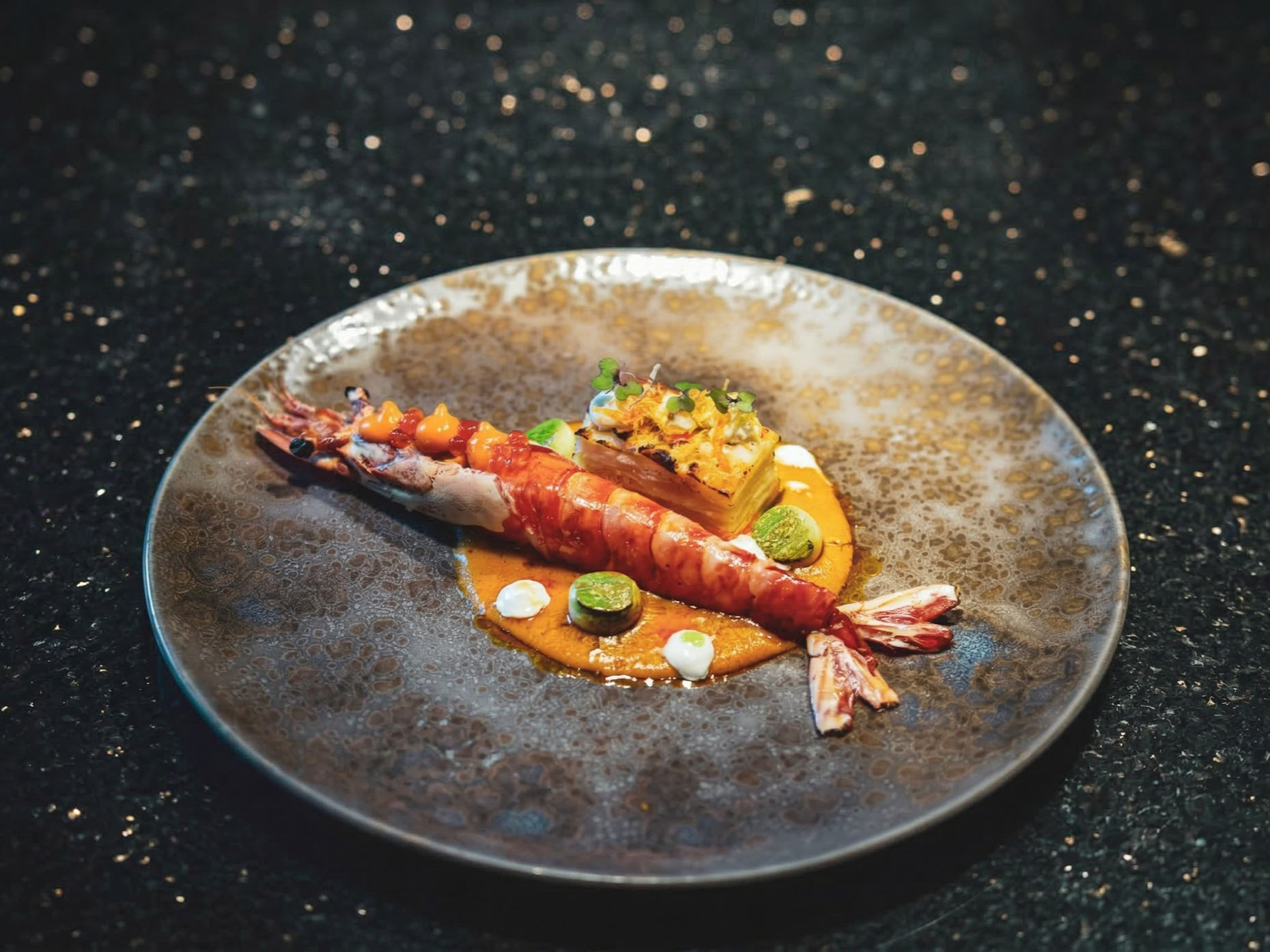 Andaman Tiger Prawn in Thai Choo Chee Curry Sauce
Served with Young Coconut Gratin and Zucchini Balls
Тигровая креветка Андаманского моря в тайском соусе Чу Чи карри
Подаётся с гратеном из молодого кокоса и шариками из цукини