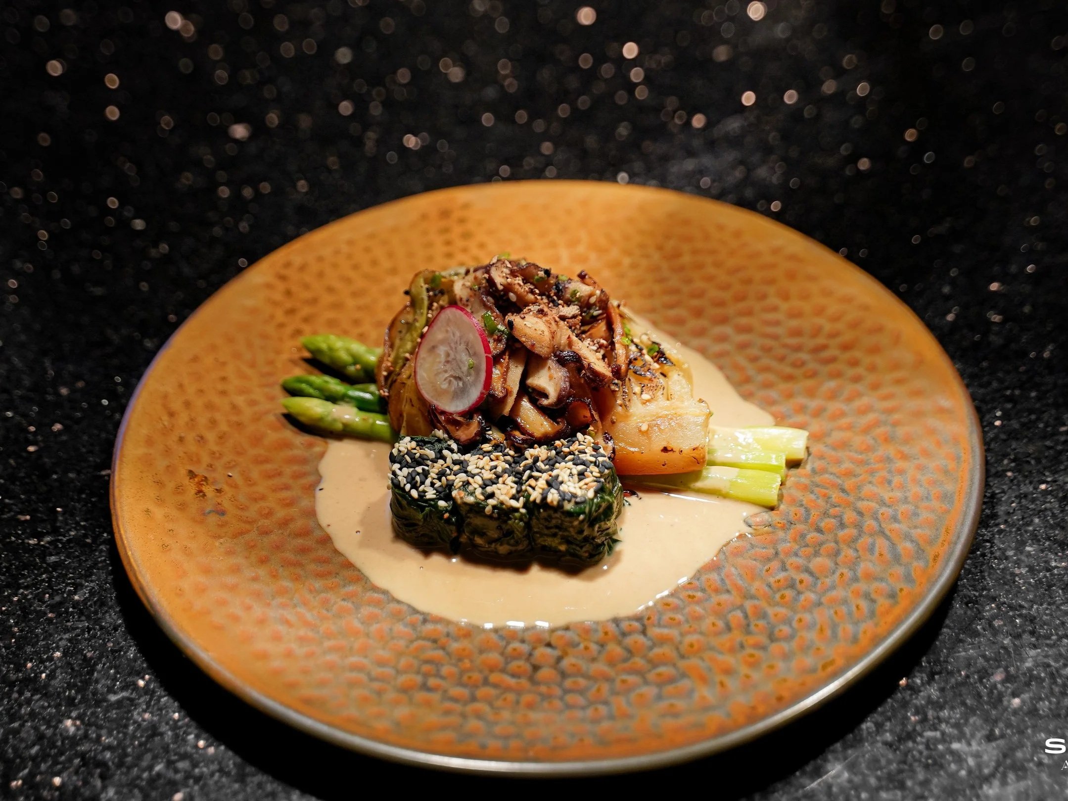 Roasted cabbage steak marinated with shiitake shoyu & Crispy shiitake flaked 
Served With Spinach Roll & Sesame Cream Dressing
Нежный стейк из запечённой капусты, маринованный в соусе шиитаке-шою, с хрустящими хлопьями шиитаке, подаётся со шпинатным 