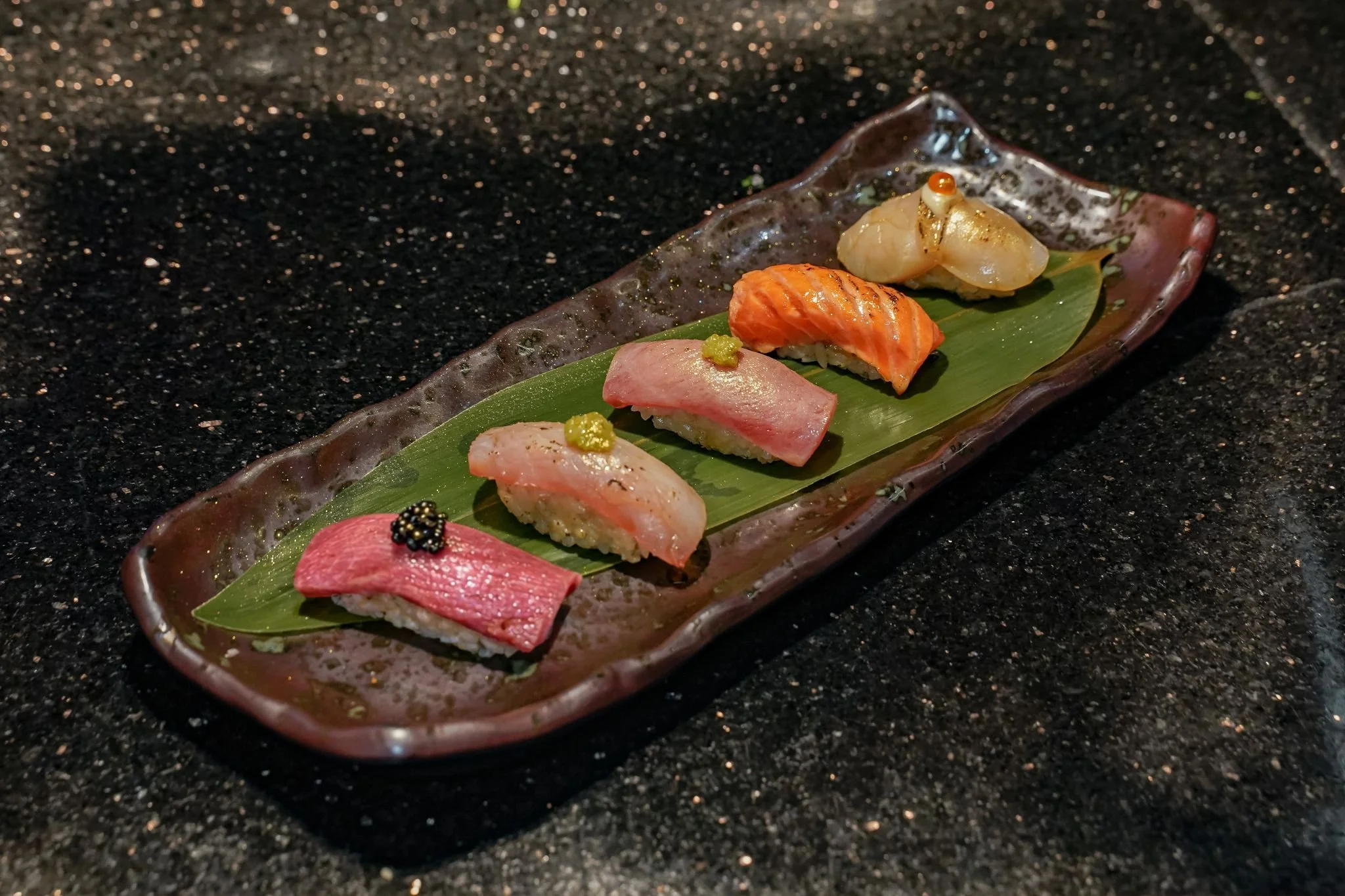 𝑨𝒃𝒖𝒓𝒊 𝑵𝒊𝒈𝒊𝒓𝒊 𝑺𝒆𝒕 (𝟓 𝒑𝒄𝒔) 
Salmon / Akami / Chutoro / Hotate / Red Snapper
Сет абури нигири (5 шт.)
Лосось / Аками / Чуторо / Хотатэ / Красный снеппер