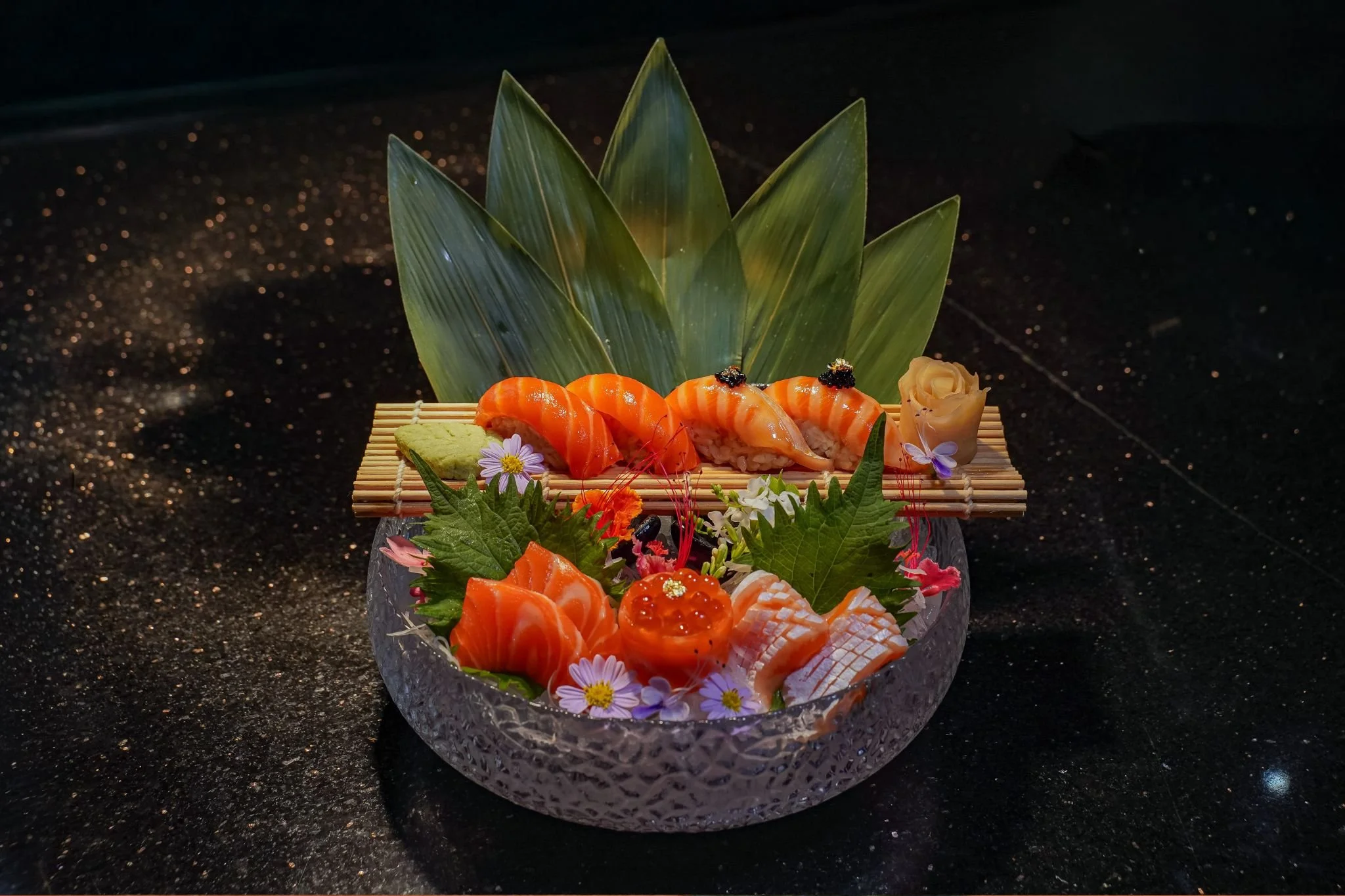 𝑺𝒂𝒍𝒎𝒐𝒏 𝑺𝒆𝒕 
Salmon & Salmon Toro Sashimi (4 pcs)
Salmon Nigiri (2 pcs)
Salmon Toro Nigiri (2 pcs)
Ikura Gunkan (1 pcs)
Сет с лососем
Сашими из лосося и торо лосося (4 шт.)
Нигири с лососем (2 шт.)
Нигири с торо лосося (2 шт.)
Гункан с икрой 