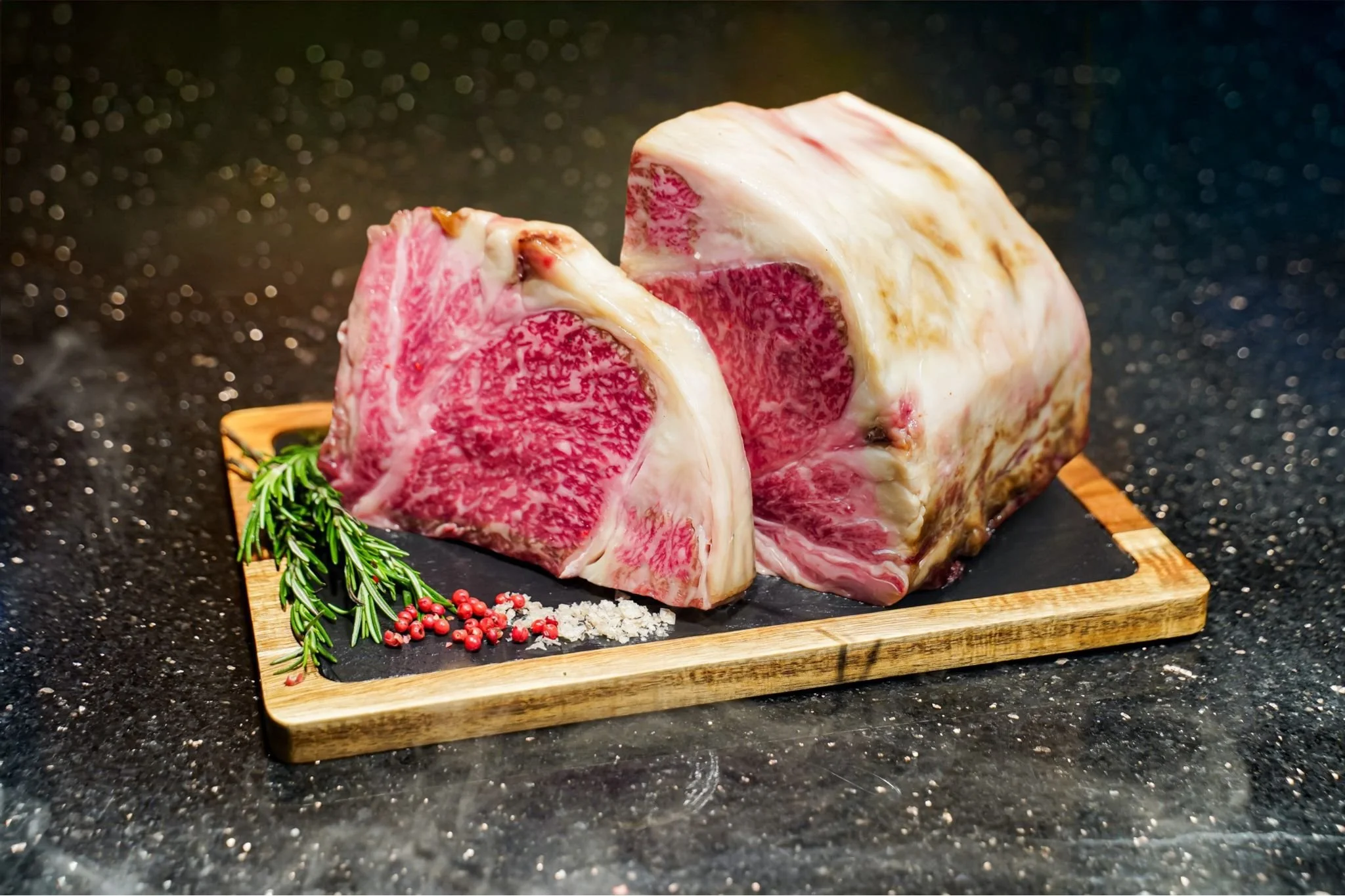 𝐉𝐚𝐩𝐚𝐧𝐞𝐬𝐞 𝐖𝐚𝐠𝐲𝐮 𝐇𝐀𝐊𝐀𝐓𝐀 𝐀𝟓 𝐑𝐈𝐁 𝐄𝐘𝐄 
-𝑇ℎ𝑒 𝑆𝑖𝑔𝑛𝑎𝑡𝑢𝑟𝑒 𝐶𝑢𝑡 - Rib Eye features rich marbling and an exceptionally tender texture, delivering deep umami flavor with a smooth, refined sweetness.
Remark : 600gr orders w