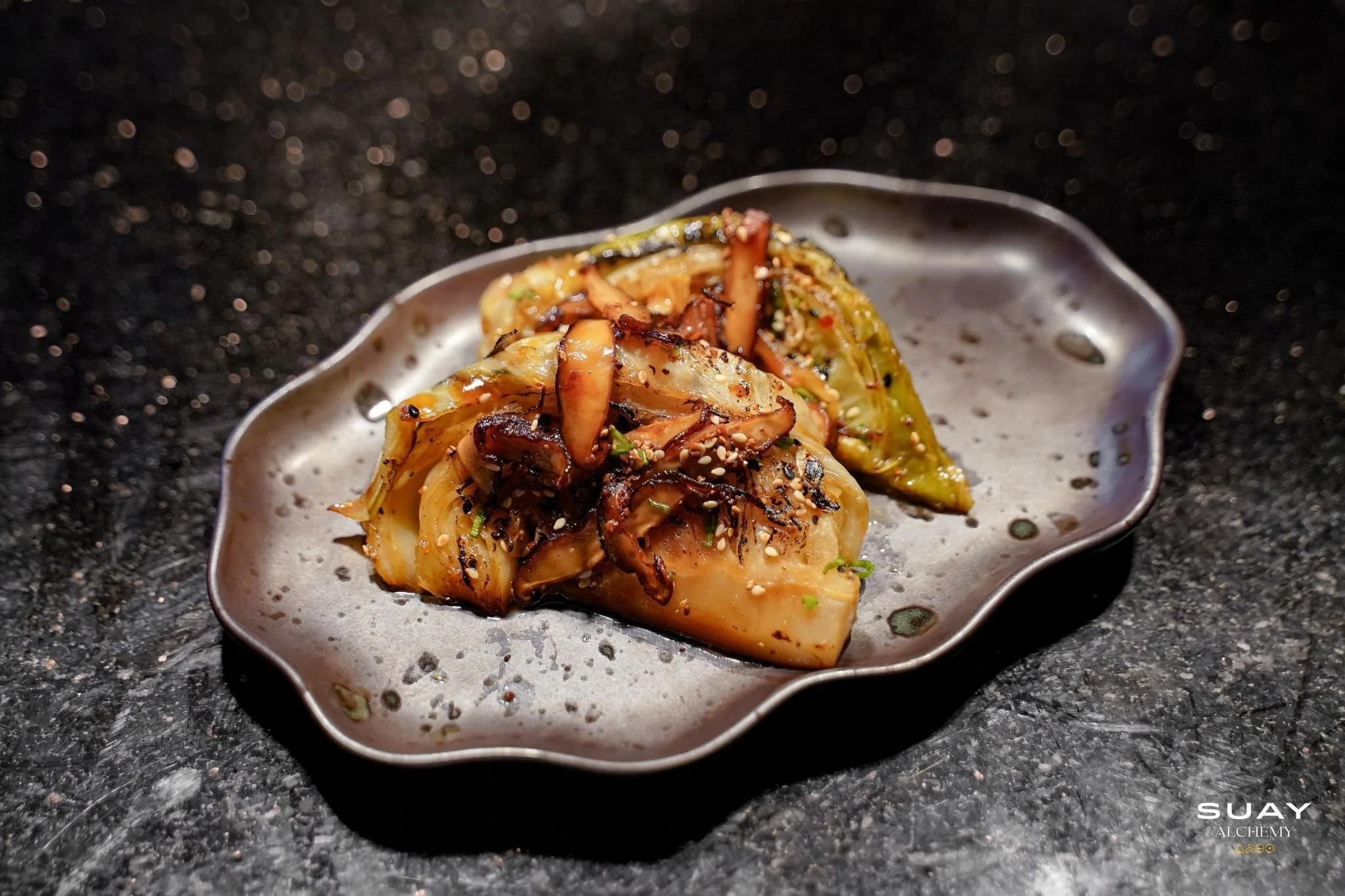 Roasted Cabbage Steak
Marinated with Shiitake Shoyu & Crispy Shiitake Flakes
Стейк из запечённой капусты
в маринаде из шою с шиитаке и хрустящими хлопьями шиитаке