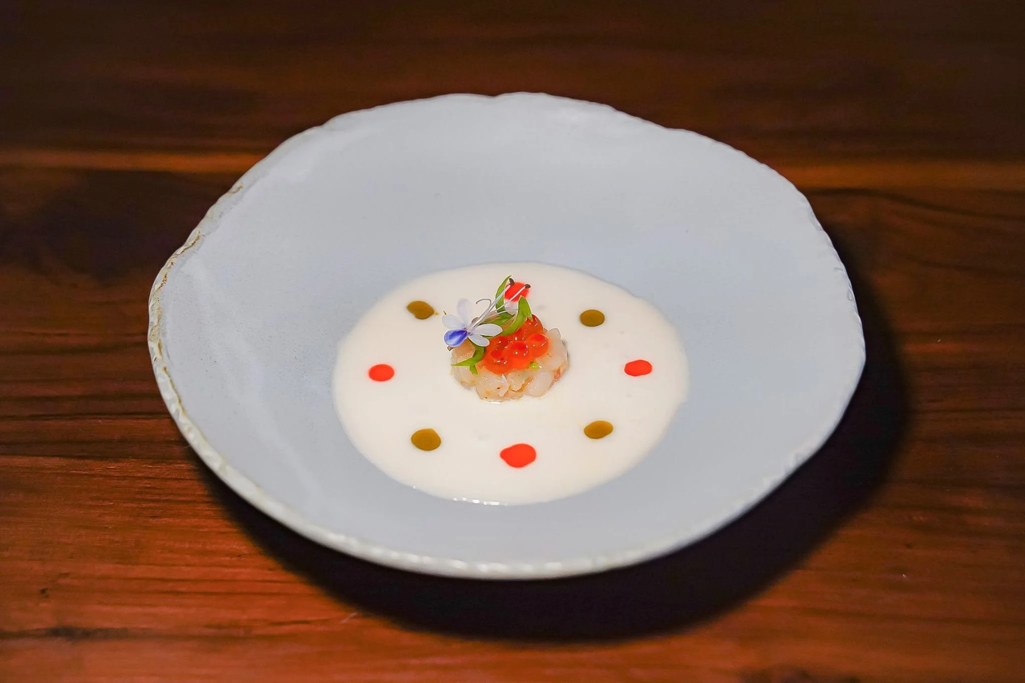 Hotate Scallop Tartare with Marinated Finger Lime in Chilled Coconut Broth
Тартар из гребешка хотате с маринованным пальчиковым лаймом
в охлаждённом кокосовом бульоне