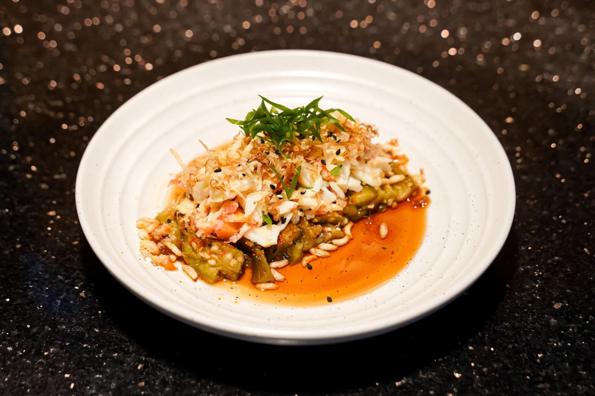 Taraba King Crab Yaki Nasu Taraba King Crab salad served with Grilled Eggplant, Yuzu Ponzu & Katsuobushi
Камчатский краб Тараба с яки насу
Салат из камчатского краба с запечённым баклажаном, соусом юдзу понзу
и стружкой кацуобуси