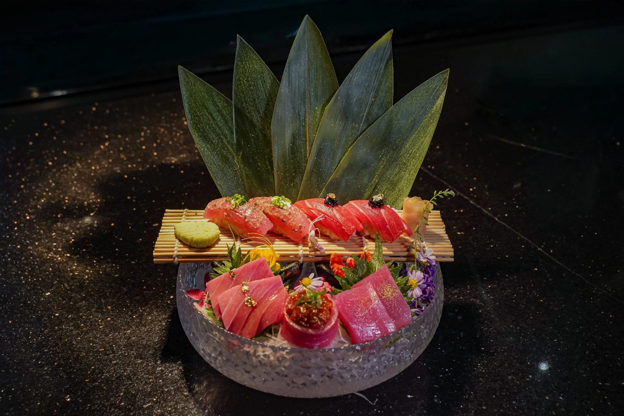 𝑩𝒍𝒖𝒆𝒇𝒊𝒏 𝑻𝒖𝒏𝒂 𝑺𝒆𝒕 
Akami & Chutoro Sashimi (4 pcs)
Spicy Chutoro Gunkan (1 pcs)
Akami & Chutoro Nigiri (4 pcs)
Сет с голубым тунцом
Сашими аками и чуторо (4 шт.)
Острый гункан с чуторо (1 шт.)
Нигири аками и чуторо (4 шт.)
