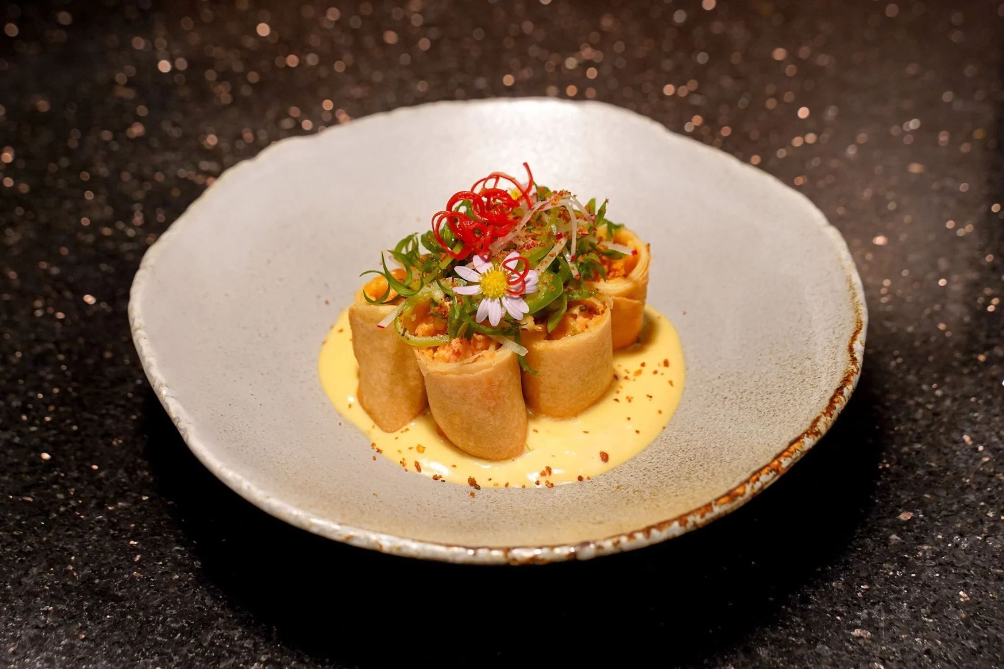 Salmon Curry Spring Rolls
Curry Hollandaise Espuma & Spring Onion Salad
Спринг-роллы с лососем в карри
с пеной голландского соуса карри и салатом из зелёного лука