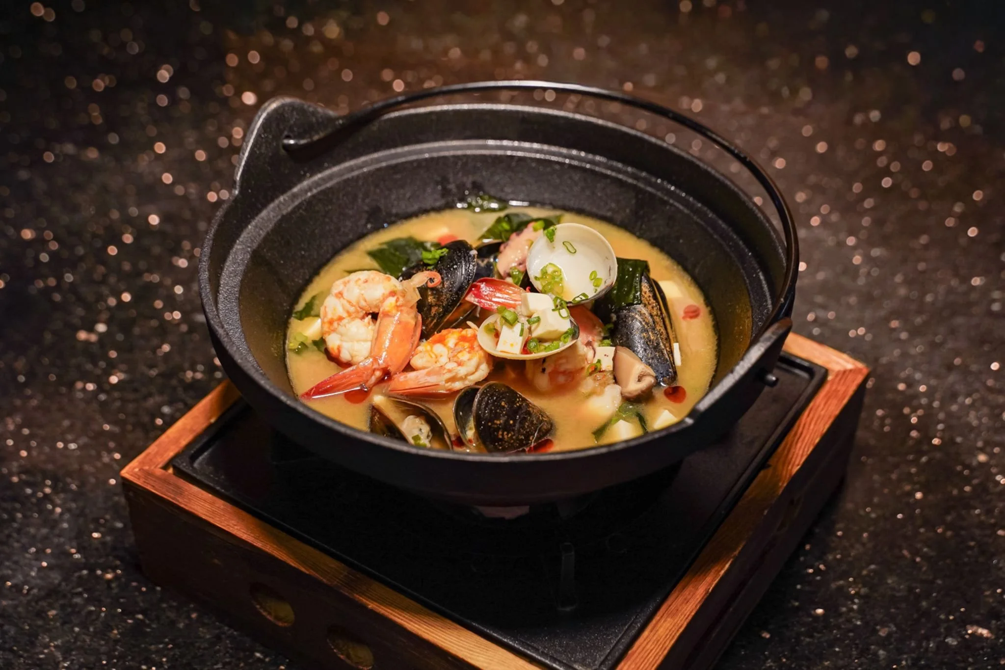 Homemade Kombu Miso Soup with Clams, Assorted Seafood and Shiitake Mushrooms (Regular Size or Sharing Size)
Домашний суп мисо с комбу, моллюсками, ассорти морепродуктов
и грибами шиитаке
(порция на одного или на компанию)