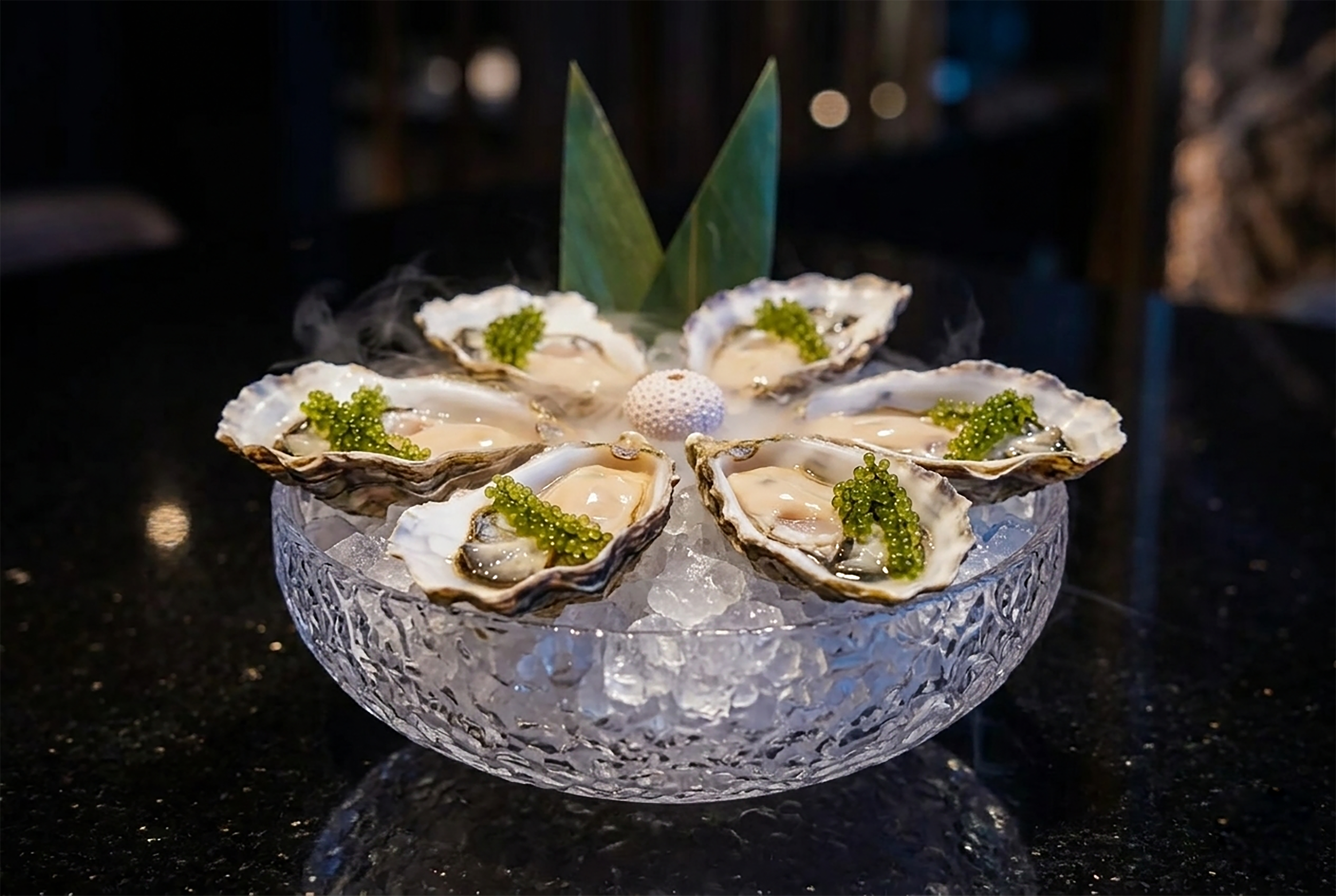 Oyster Selection With Condiments – Gillardeau N.4  
 Выбор устриц с гарнирами – Gillardeau №4