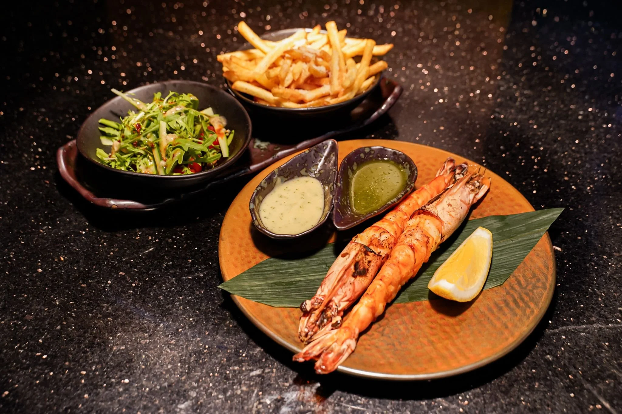 Grilled Andaman King Prawns (2 pcs / 200g)
Served with Side Salad & Truffle Fries, Seafood Sauce and Lemon Butter

Королевские креветки Андаманского моря на гриле (2 шт. / 200 г)
Подаются с гарниром салата и картофелем фри с трюфелем, соусом из мореп