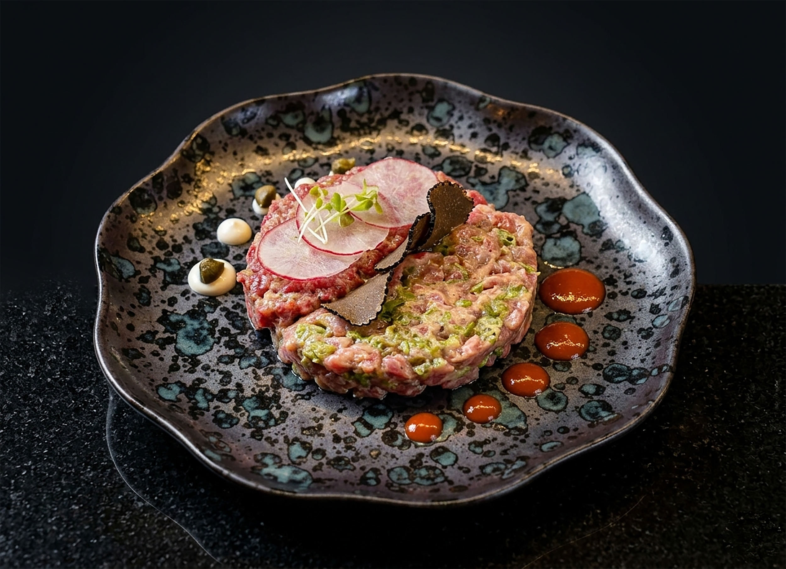 SUAY Beef & Chutoro Tartare Truffle & Sriracha Drops Sourdough Chips
 Тартар из говядины SUAY и чу-торо, с трюфелем и каплями сиррачи, подаётся с чипсами из заквасочного хлеба