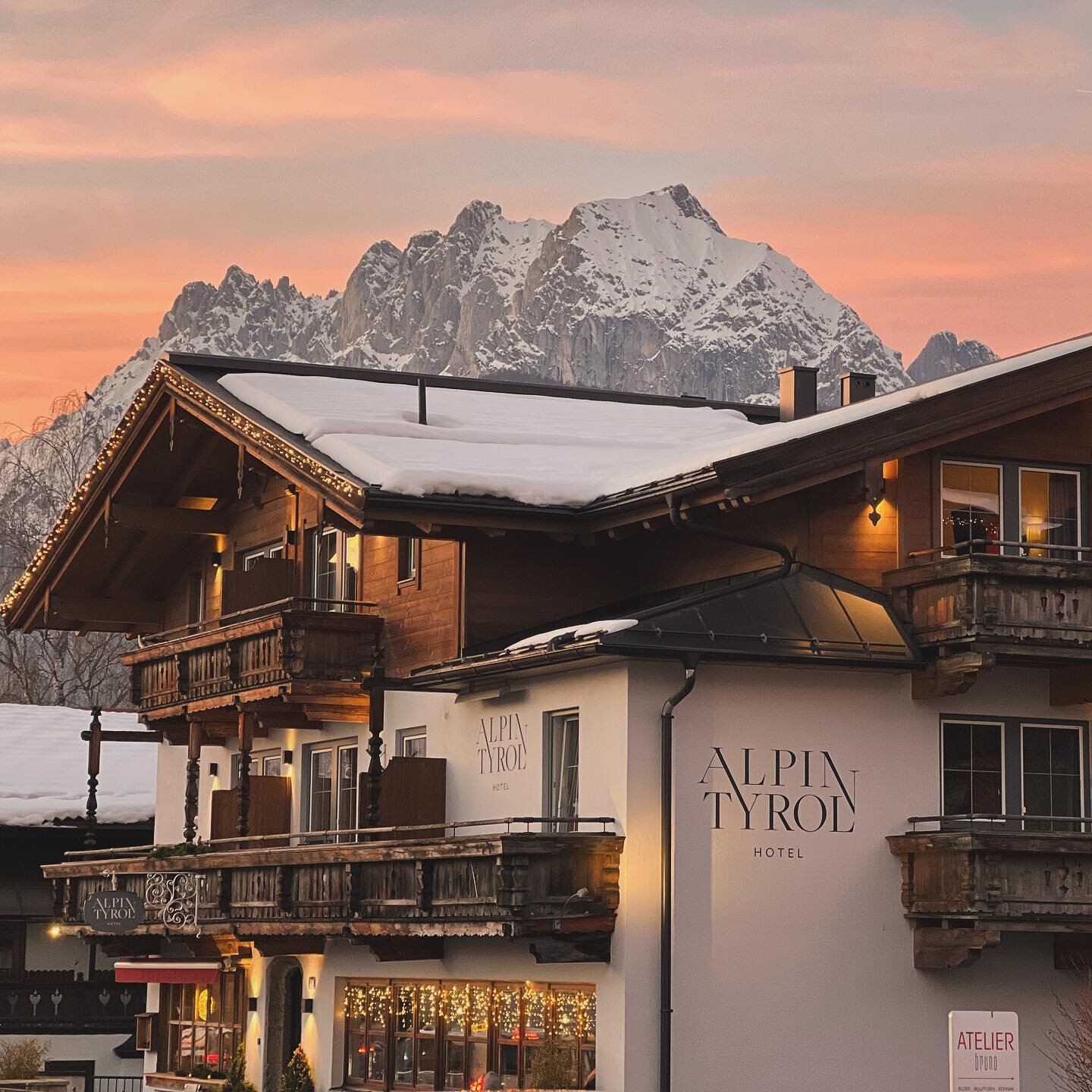 Evening lights ✨ #hotelalpintyrol #stjohannintirol #kitzb&uuml;hleralpen #winterurlaubin&ouml;sterreich #skiurlaub #winterseason #holiday
