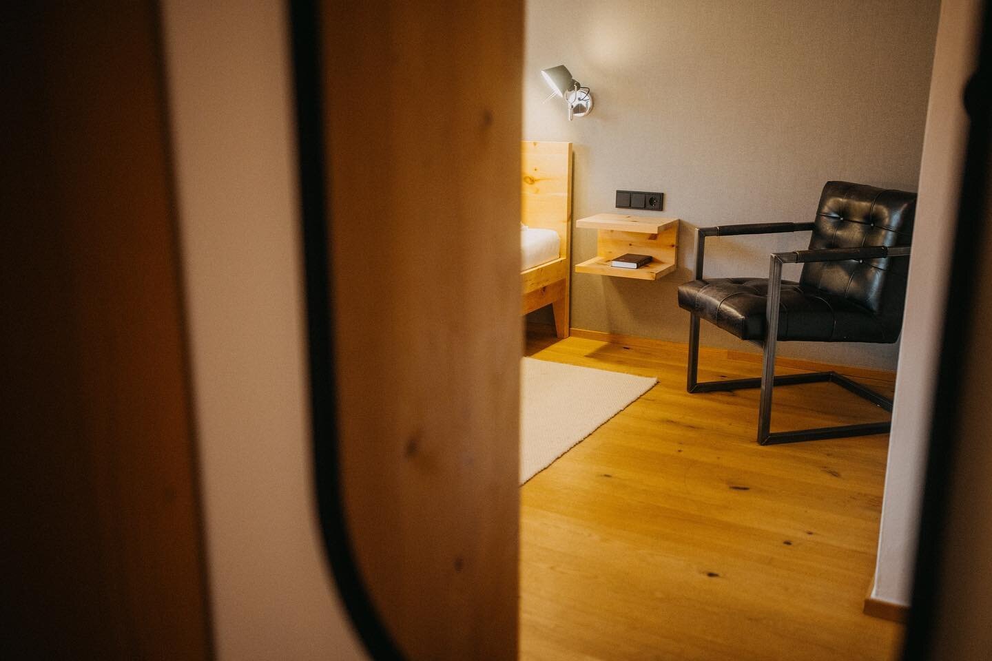 The Alpin Classic. 🔑 
Alle Doppelzimmer dieser Kategorie sind mit Zirbenbetten, modernen B&auml;dern, Sitzgelegenheiten und einem Balkon ausgestattet. #hotel_alpin_tyrol #stjohannintirol #visittirol #urlaubin&ouml;sterreich #kitzb&uuml;heleralpen #b