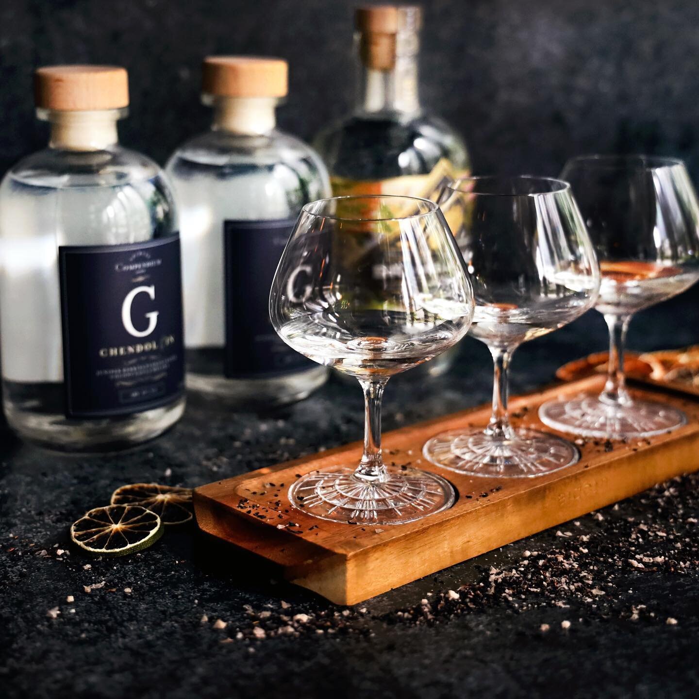 Putting a spotlight on homegrown gin, CIN CIN welcomes serious gin lovers and curious explorers onboard the Singapore Flight for an thrilling experience. Sip into tasting portions of 𝐁𝐫𝐚𝐬𝐬 𝐋𝐢𝐨𝐧 𝐒𝐢𝐧𝐠𝐚𝐩𝐨𝐫𝐞 𝐃𝐫𝐲 𝐆𝐢𝐧, 𝐂𝐨𝐦𝐩𝐞𝐧?