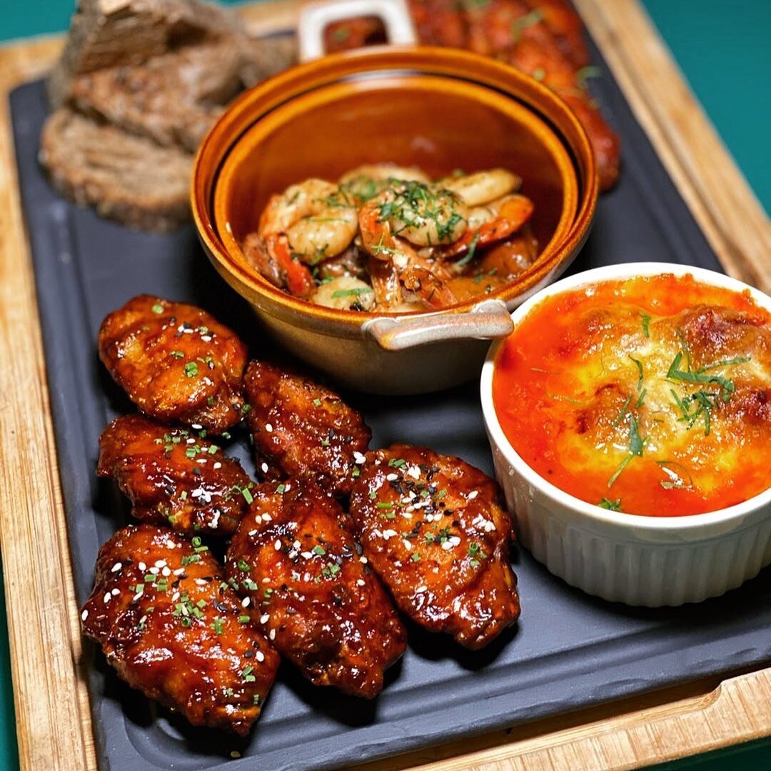 We love our cocktails 🍸 and we love our food too! Taste all our favourites in one Fox Platter, with our chef&rsquo;s favourite Spicy Sriracha Buffalo Wings, Honey Soy Chicken Wings, Garlic Prawn &amp; Smoked Pork Sausage, and Baked Meatballs. It&rsq