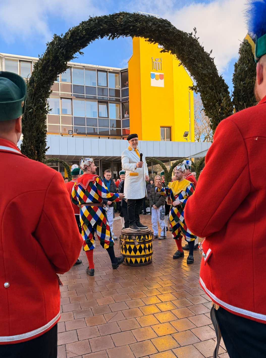 Festlicher Start ins Jahr 2026: Neujahrsempfang mit Schäfflertanz, Vernissage und internationalen Gästen