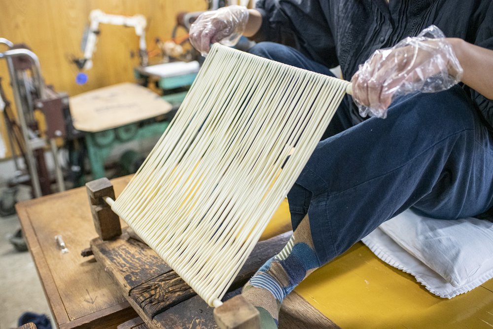  Traditionally, these strands were stretched by hand. Somen makers like Kanayama Seimen offer fun somen-making experiences where visitors can try stretching the somen themselves. 