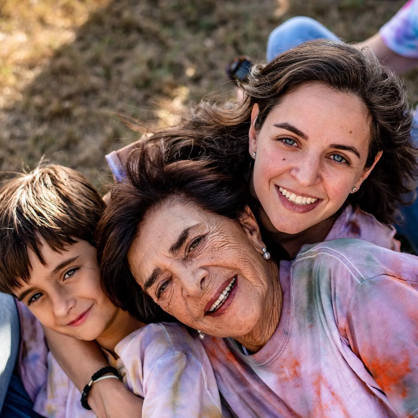 Every once in a while you photograph a family that warms you up inside 🤗 and fills you with joy 🤩 and love 💗 
I was recently contracted to do a LIFESTYLE shoot for a family reunion of 4 generations with the great grandmother at the center of the c