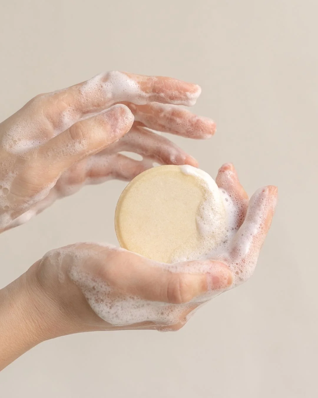 Did you know that the Basis Sensitiv 2 in 1 Body Cleansing Bar is approximately 3x more productive than liquid body wash (depending upon hair length and usage)? The vegan formula with organic aloe vera and plant keratin provides enjoyable foam with a
