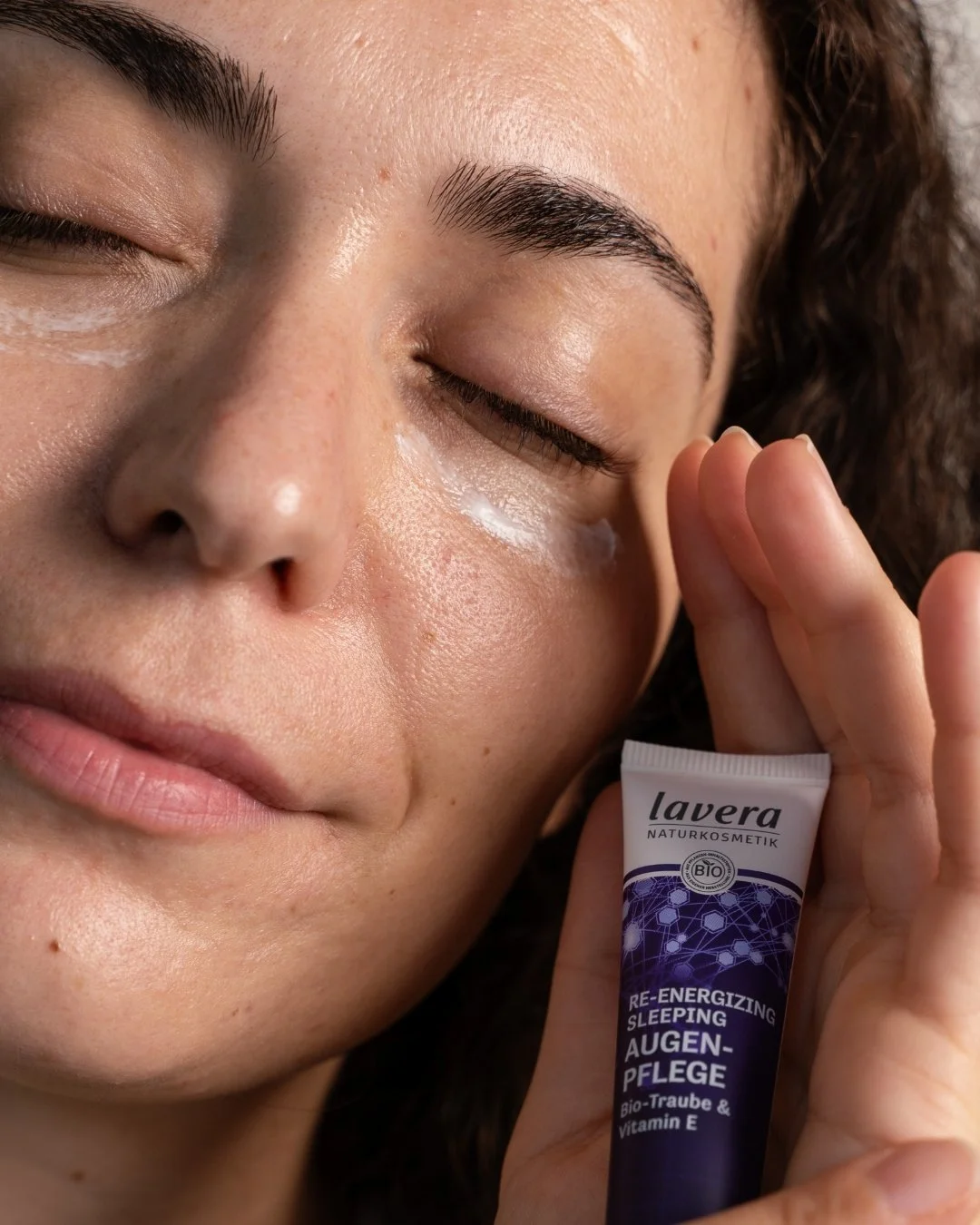 Treat your eyes to a little night-time TLC 💆&zwj;♀️

Formulated to target dark circles and hydrate the delicate eye area, our Re-Energising Sleeping Eye Cream helps you wake up looking refreshed and radiant.

#laverauk #natural #organic #naturalskin