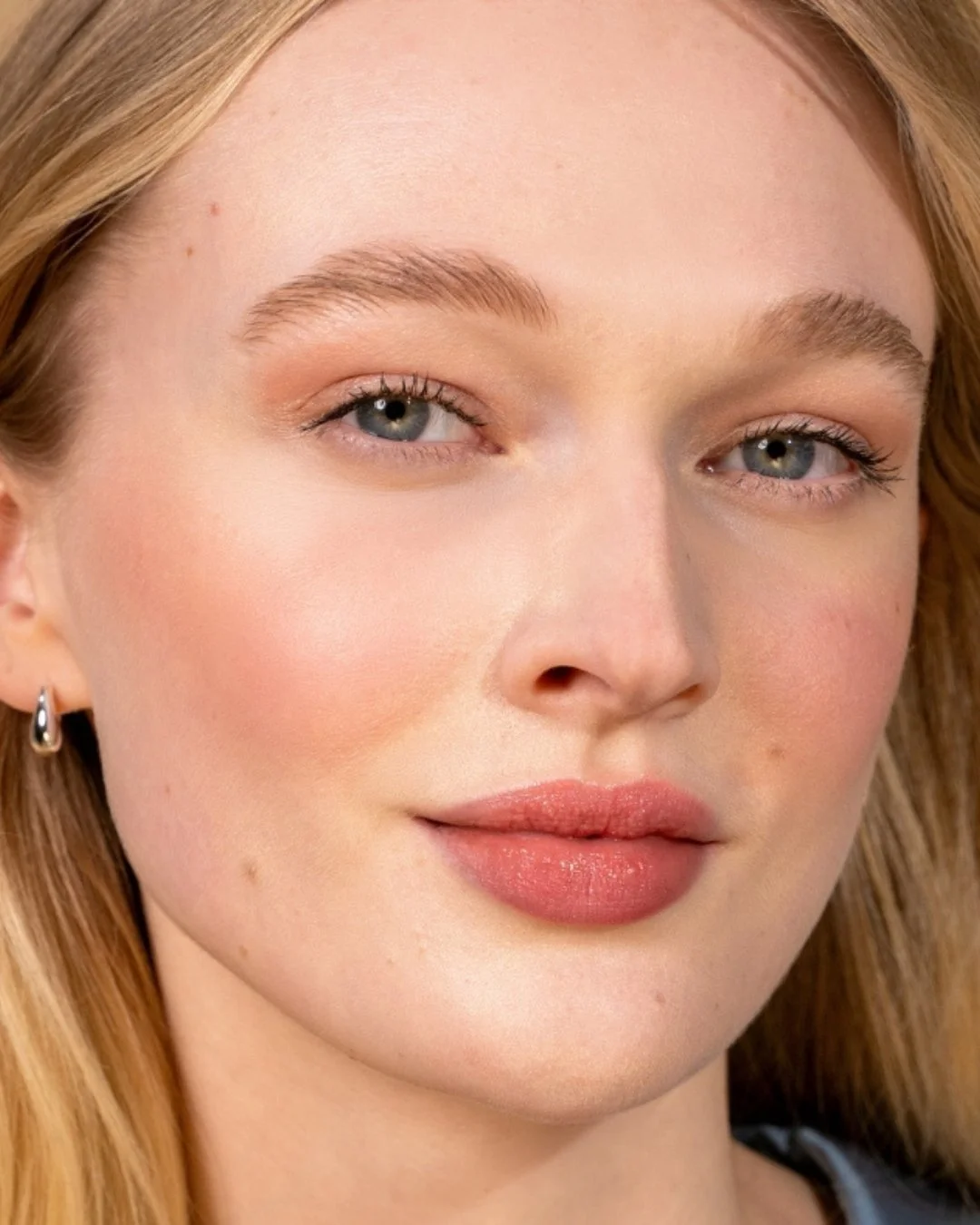 Get the Look: Blush Goddess ✨ Simplicity is key! Minimalism to a new level: Few products, maximum effect.

Hyaluron Liquid Foundation
Radiant Skin Concealer
Multi Balm - Sundown Gold 03 
Volume Mascara
Eyebrow Powder Duo
Brow Control - Transparent 01