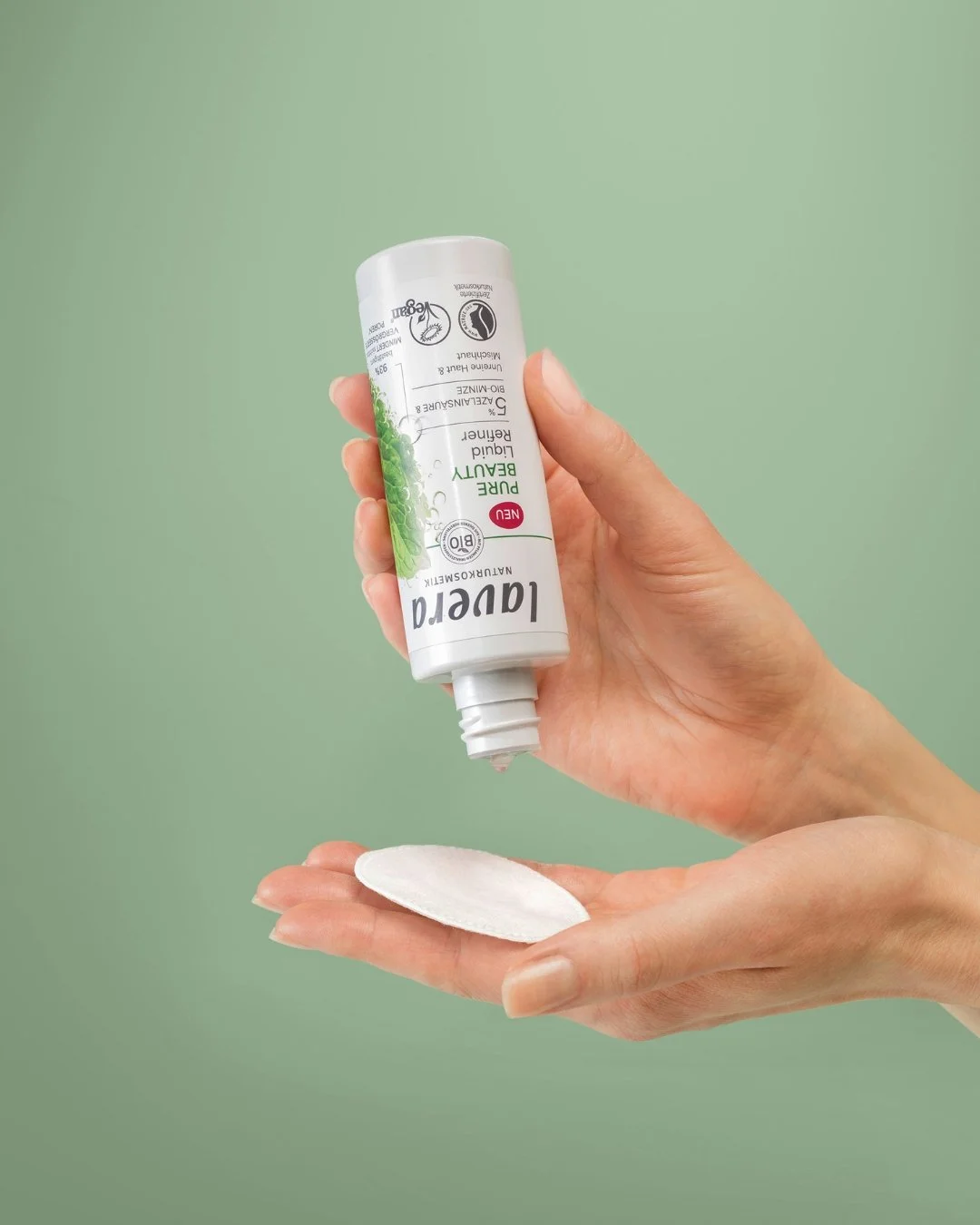 Our PURE BEAUTY Liquid Refiner uses a carefully balanced natural composition featuring two powerhouse ingredients:

🧪 Natural Azelaic Acid: Combats impurities and acts as an anti-inflammatory. 
🌱 Organic Mint: Soothes and refreshes.

This gentle bl